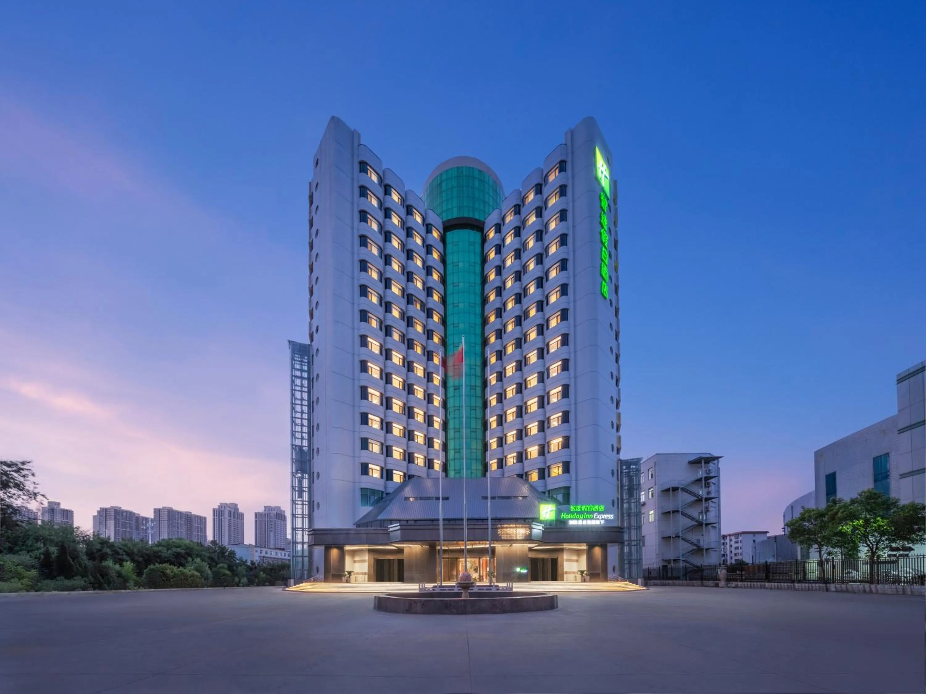 Property building in Holiday Inn Express Zhengzhou Garden Road