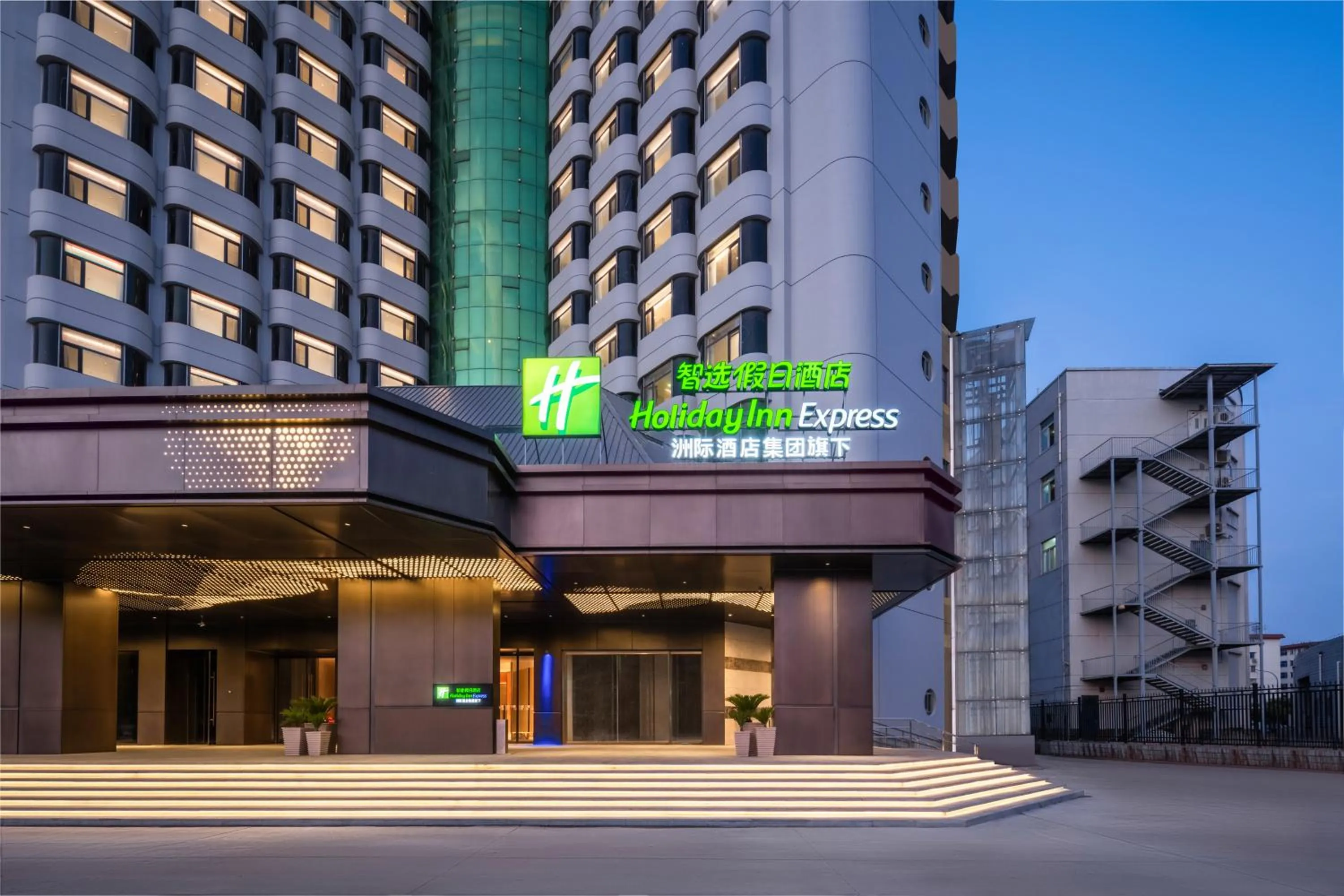 Property building in Holiday Inn Express Zhengzhou Garden Road