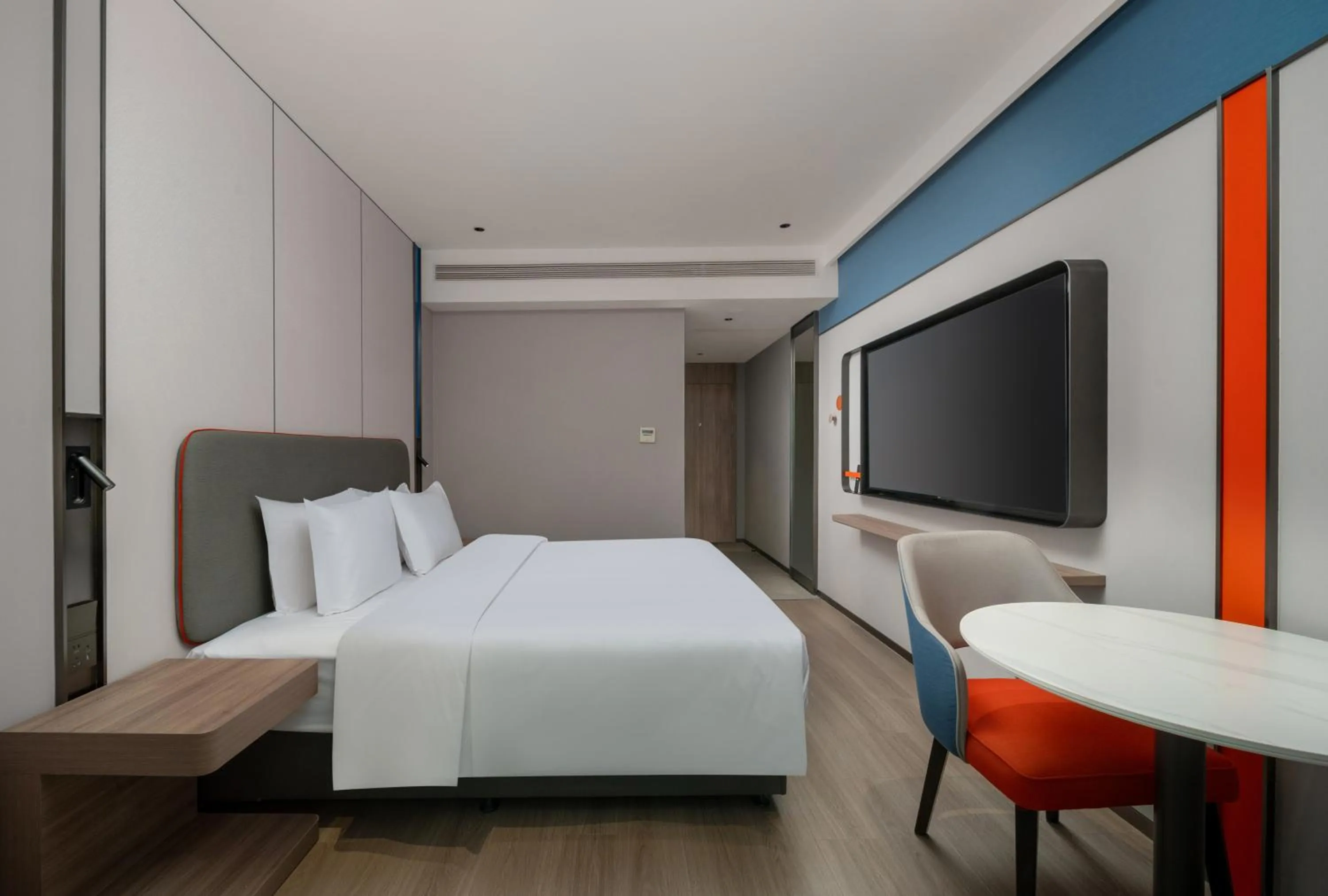 Photo of the whole room, Bed in Holiday Inn Express Zhengzhou Garden Road