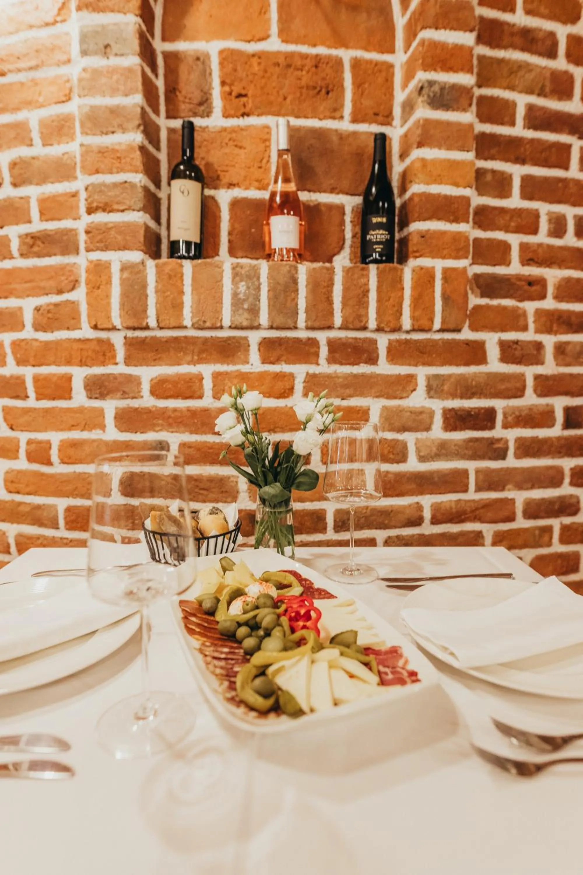 Restaurant/places to eat in Hotel Kadoor