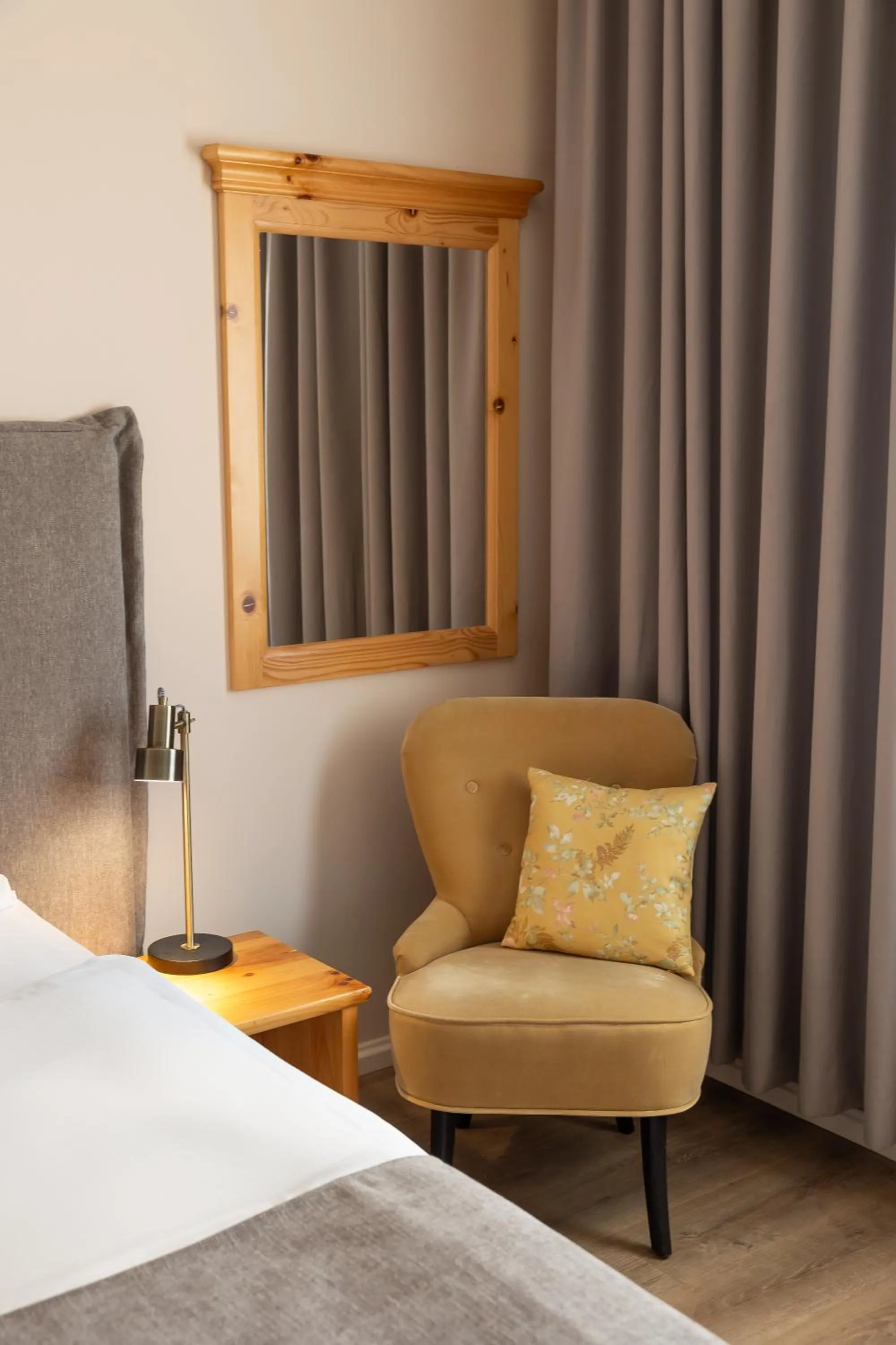 Seating area, Bed in Hotel Kadoor