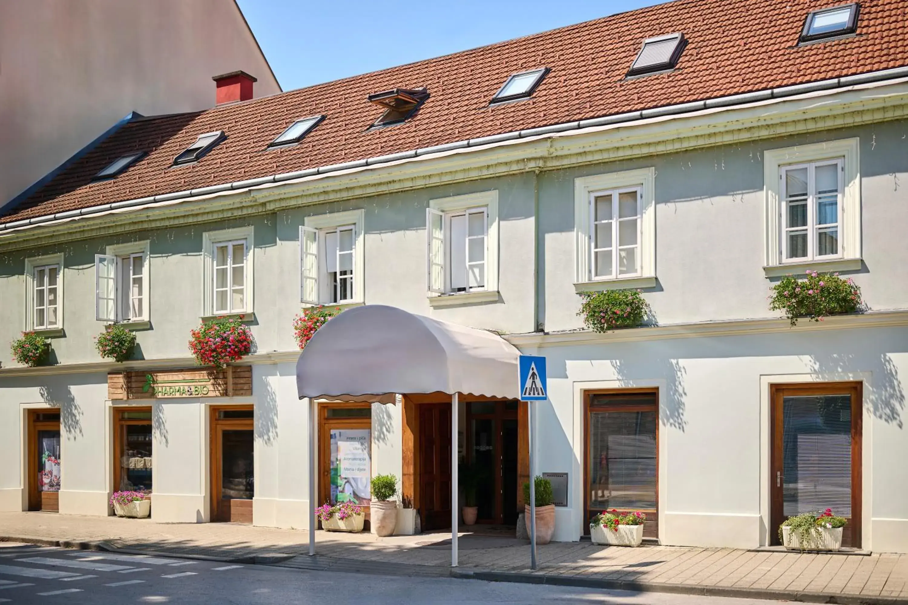 Property building in Hotel Kadoor Property building in Hotel Kadoor