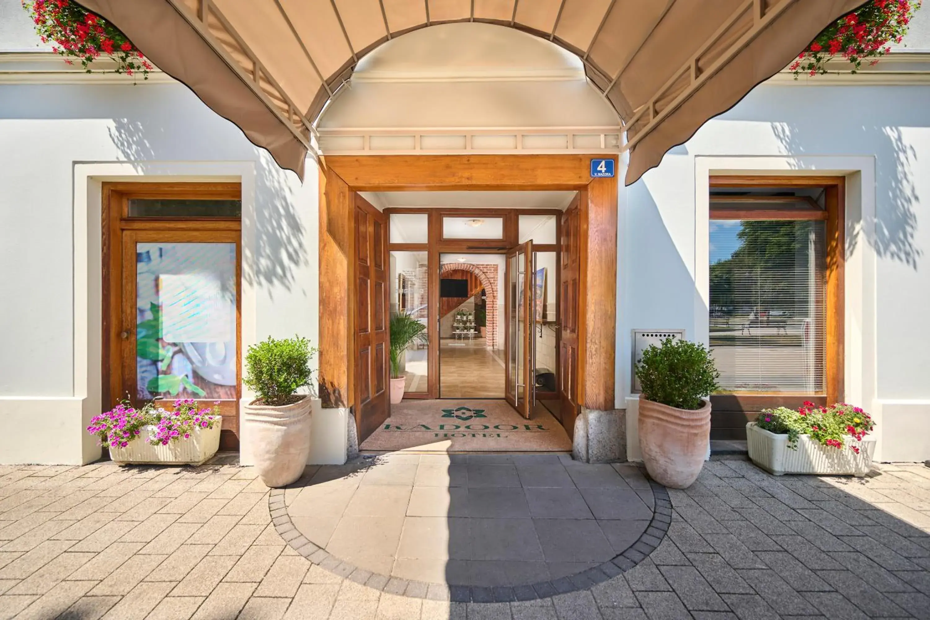 Property building in Hotel Kadoor Property building in Hotel Kadoor