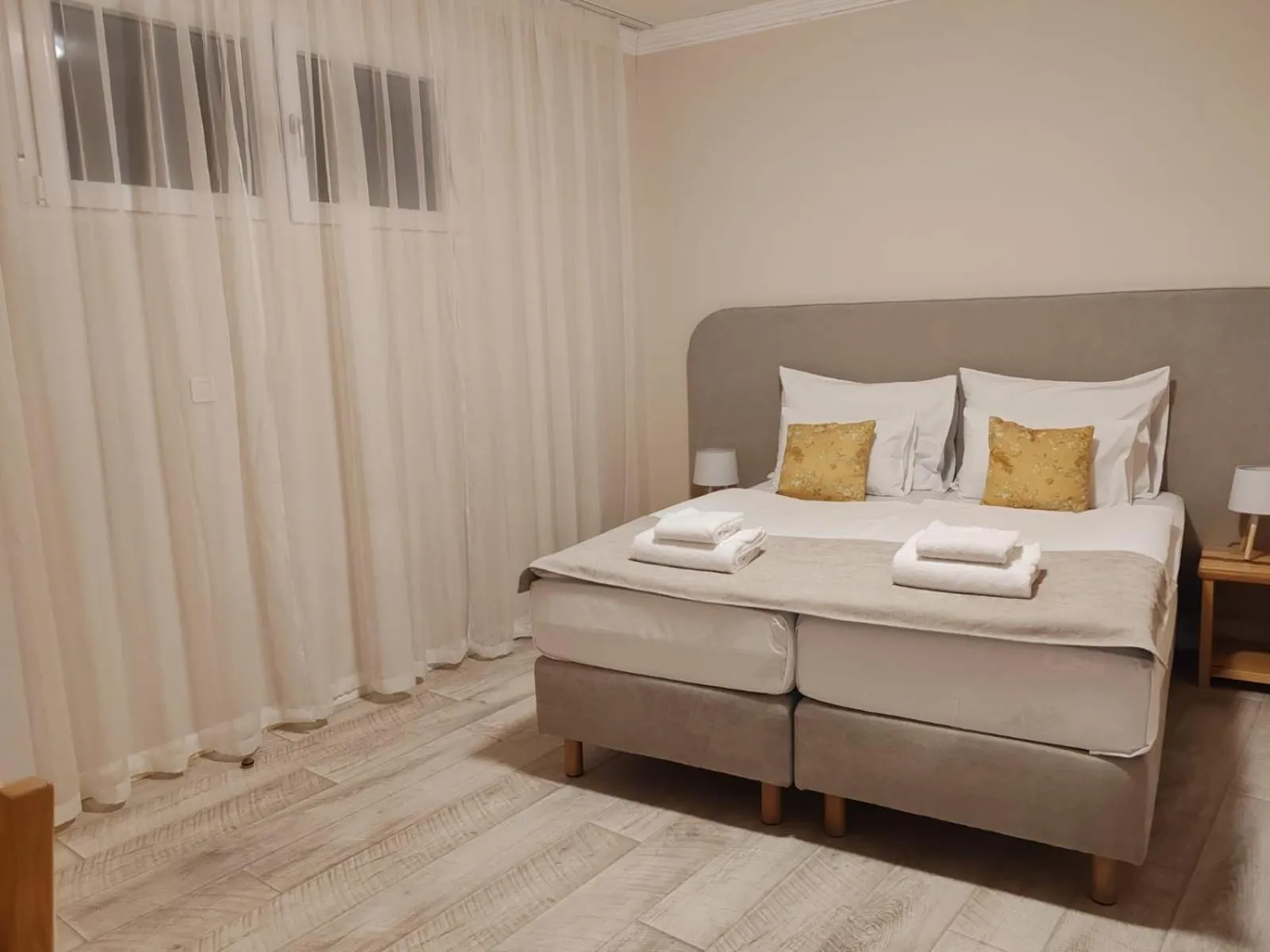 View (from property/room), Bed in Hotel Kadoor