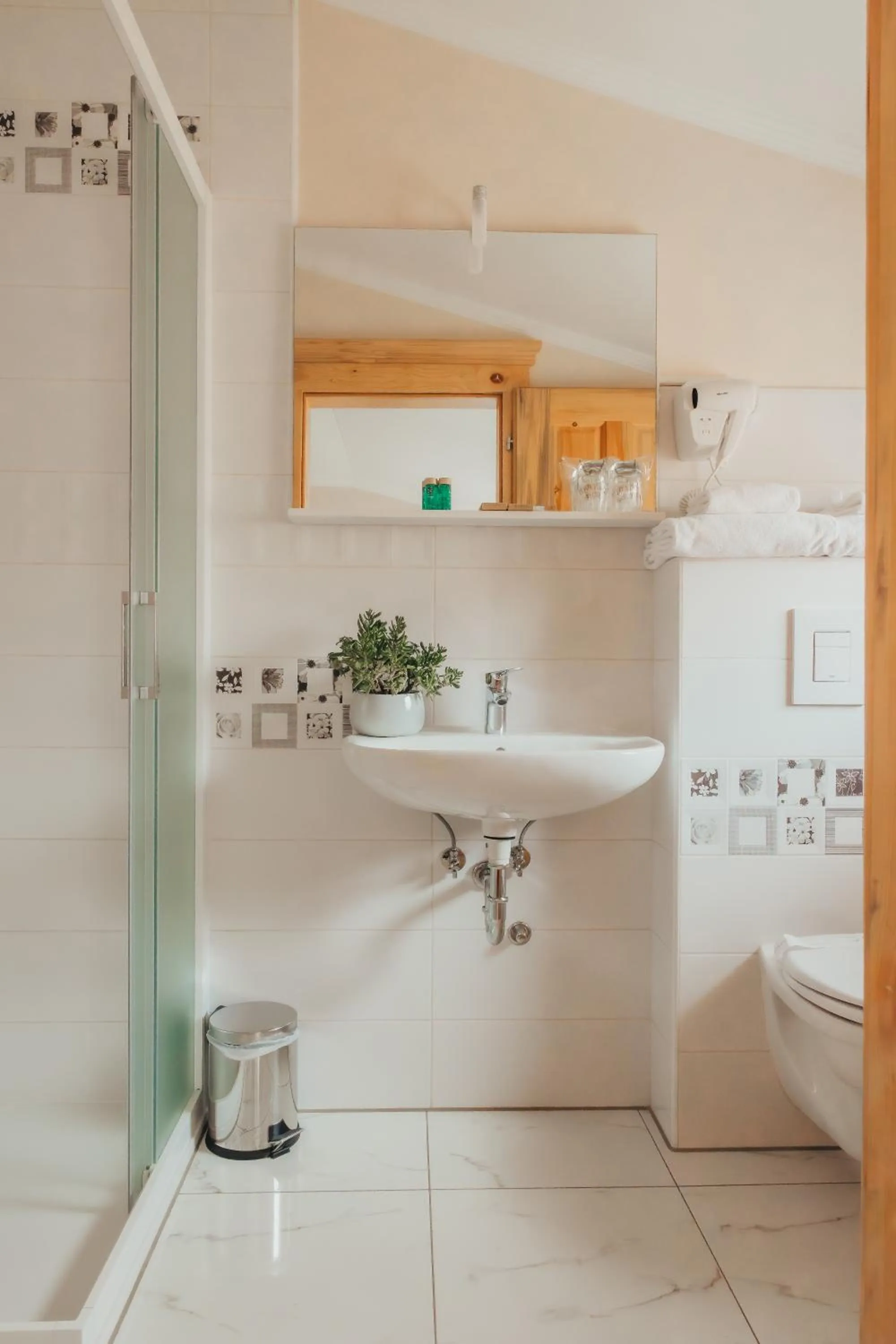 Shower in Hotel Kadoor