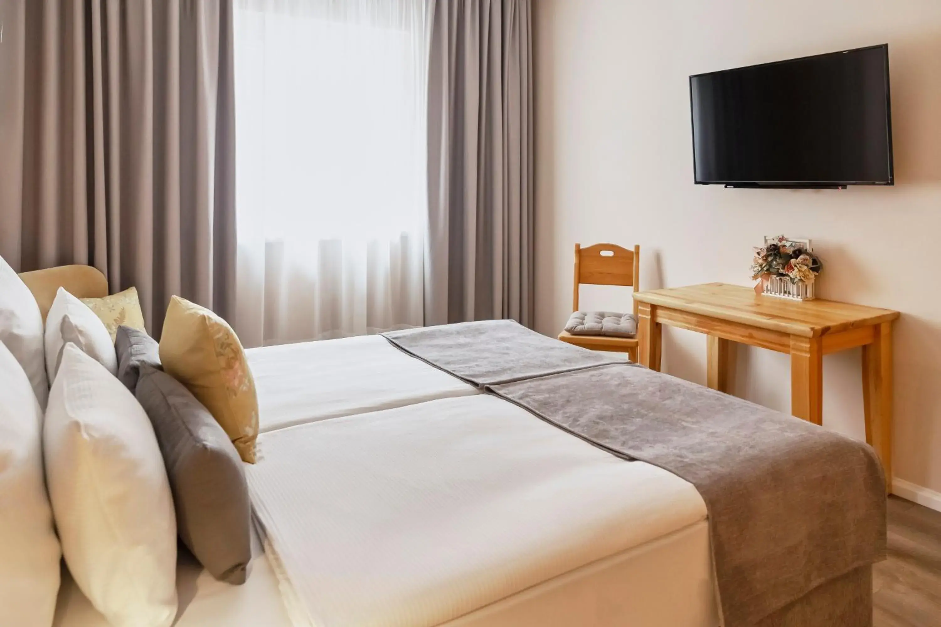 Seating area, Bed in Hotel Kadoor Seating area, Bed in Hotel Kadoor