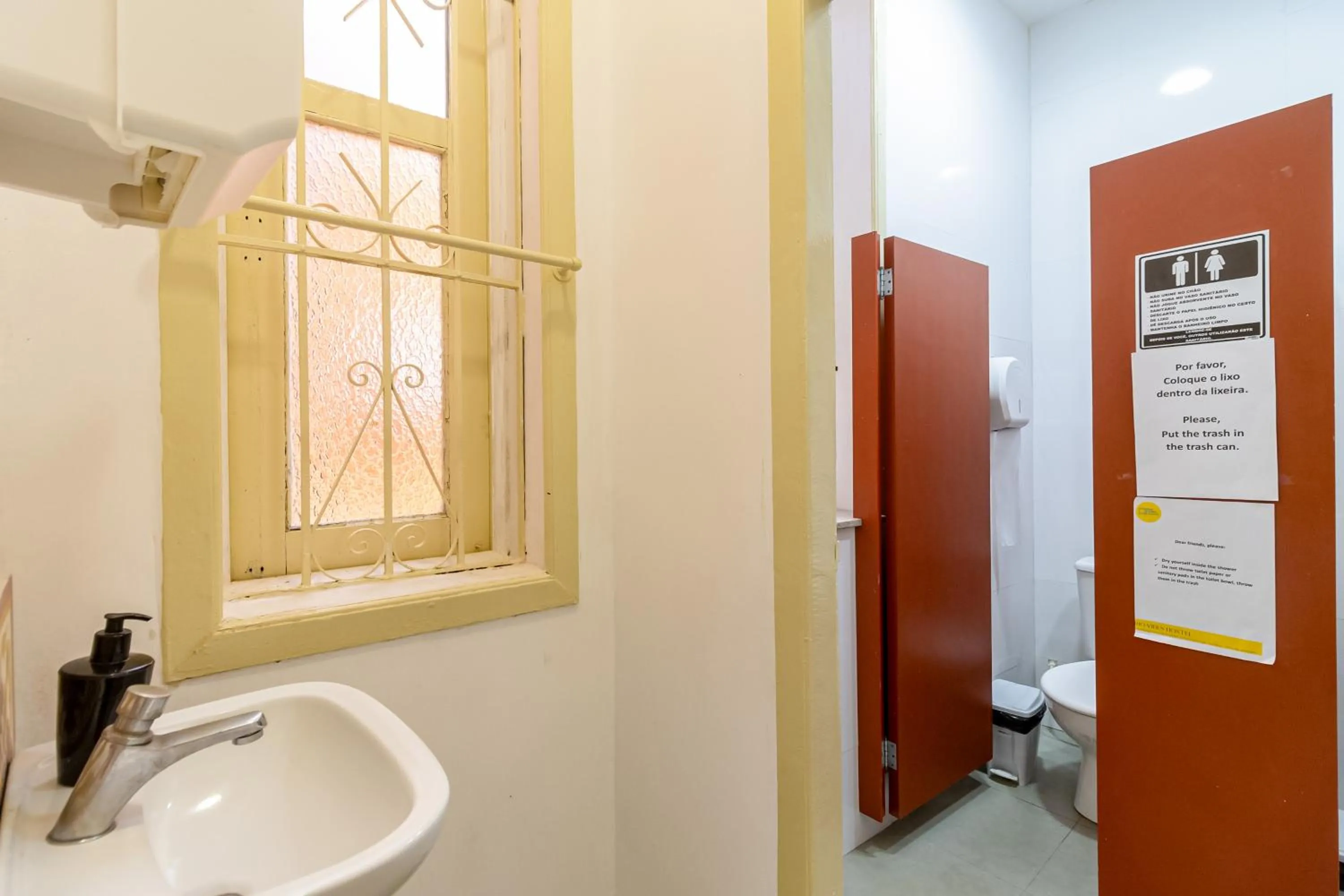 Toilet in Rio Vibes Hostel - Hostel na Glória, AC, Social Vibe & Near Lapa
