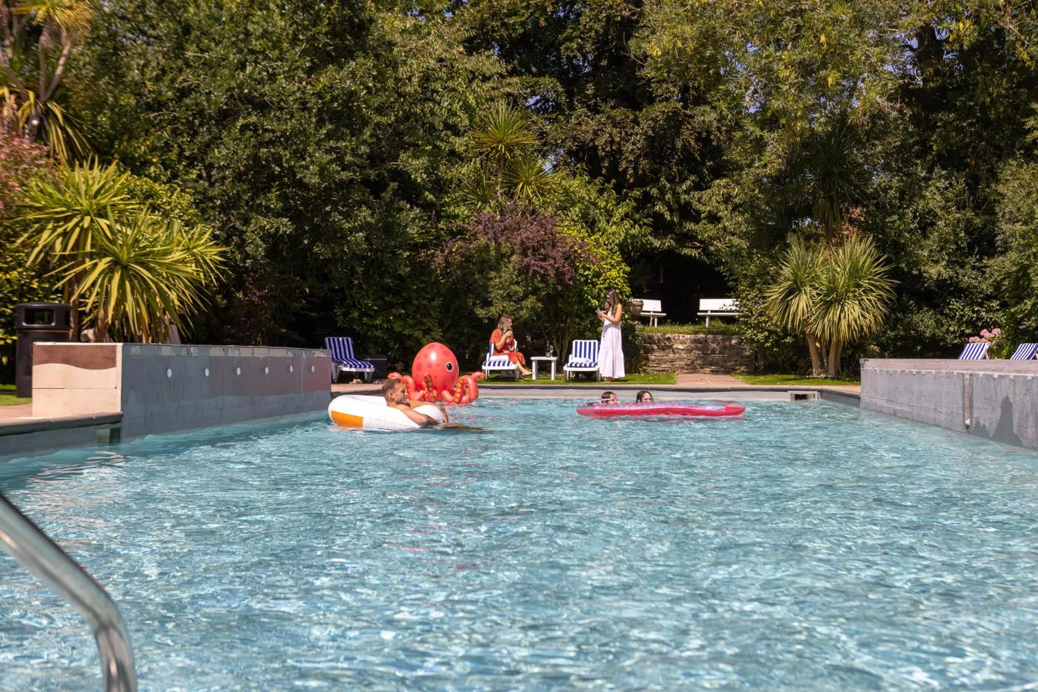 Swimming pool in Durrant House Hotel