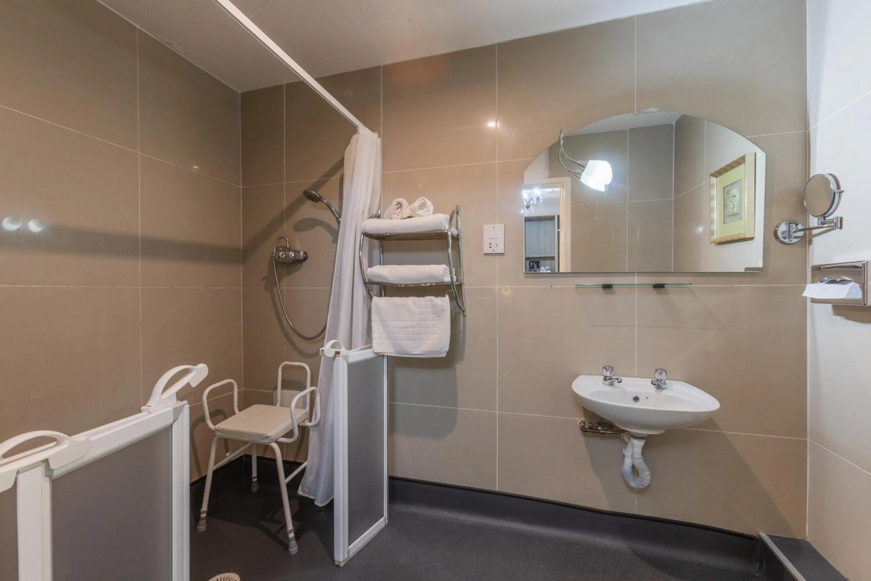 Shower in Durrant House Hotel