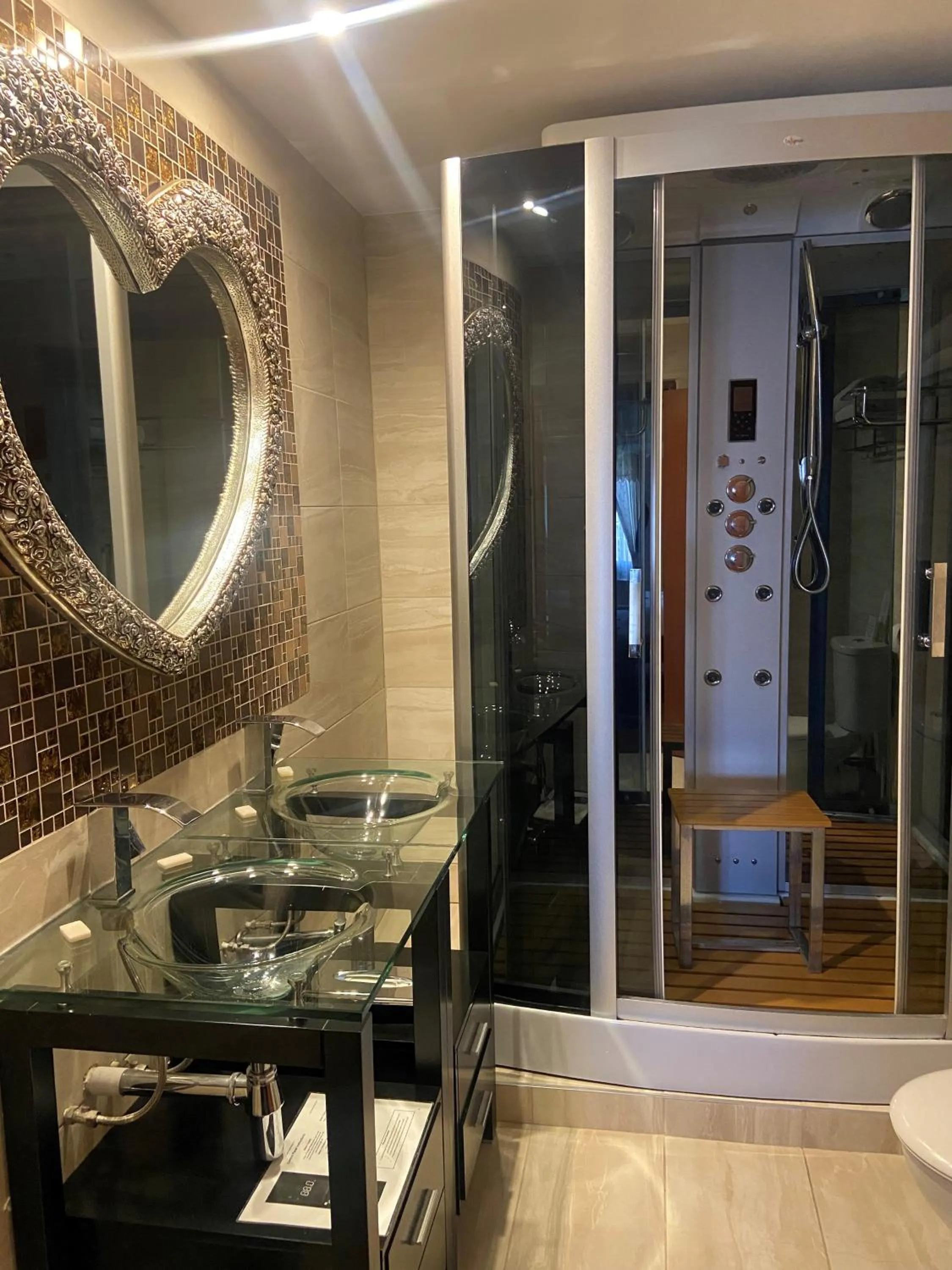 Shower in Durrant House Hotel