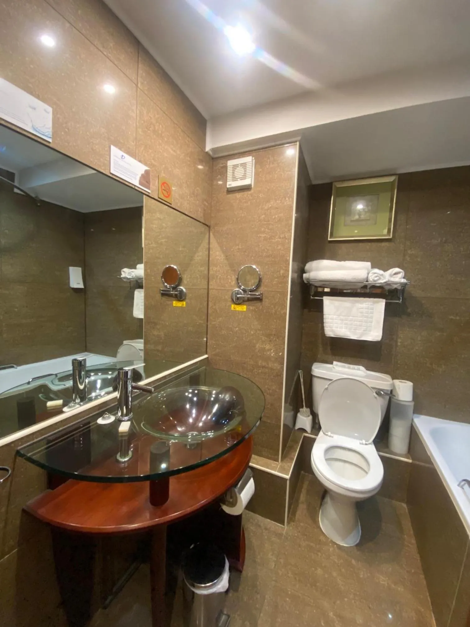 Bathroom in Durrant House Hotel