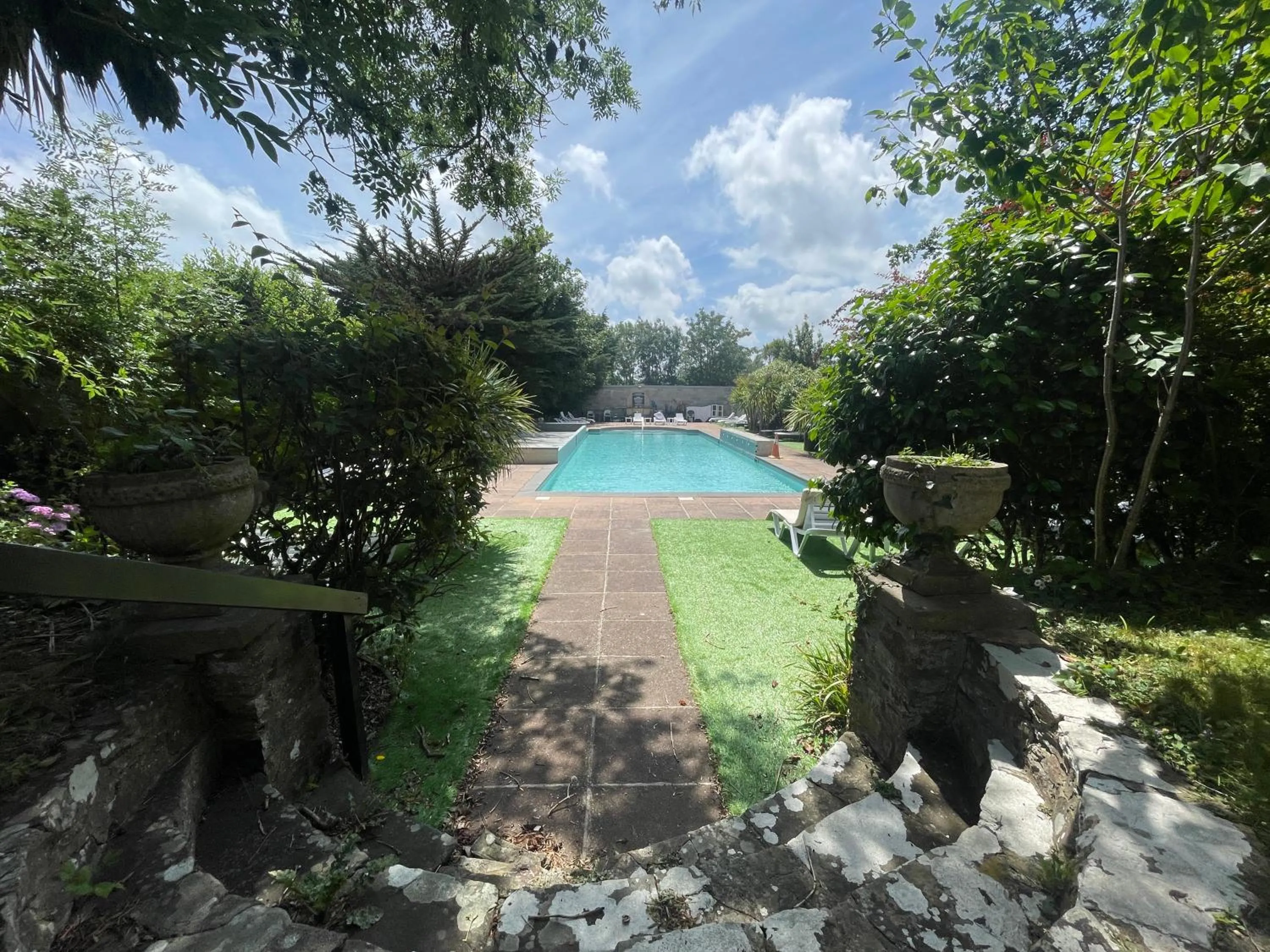 Swimming pool in Durrant House Hotel