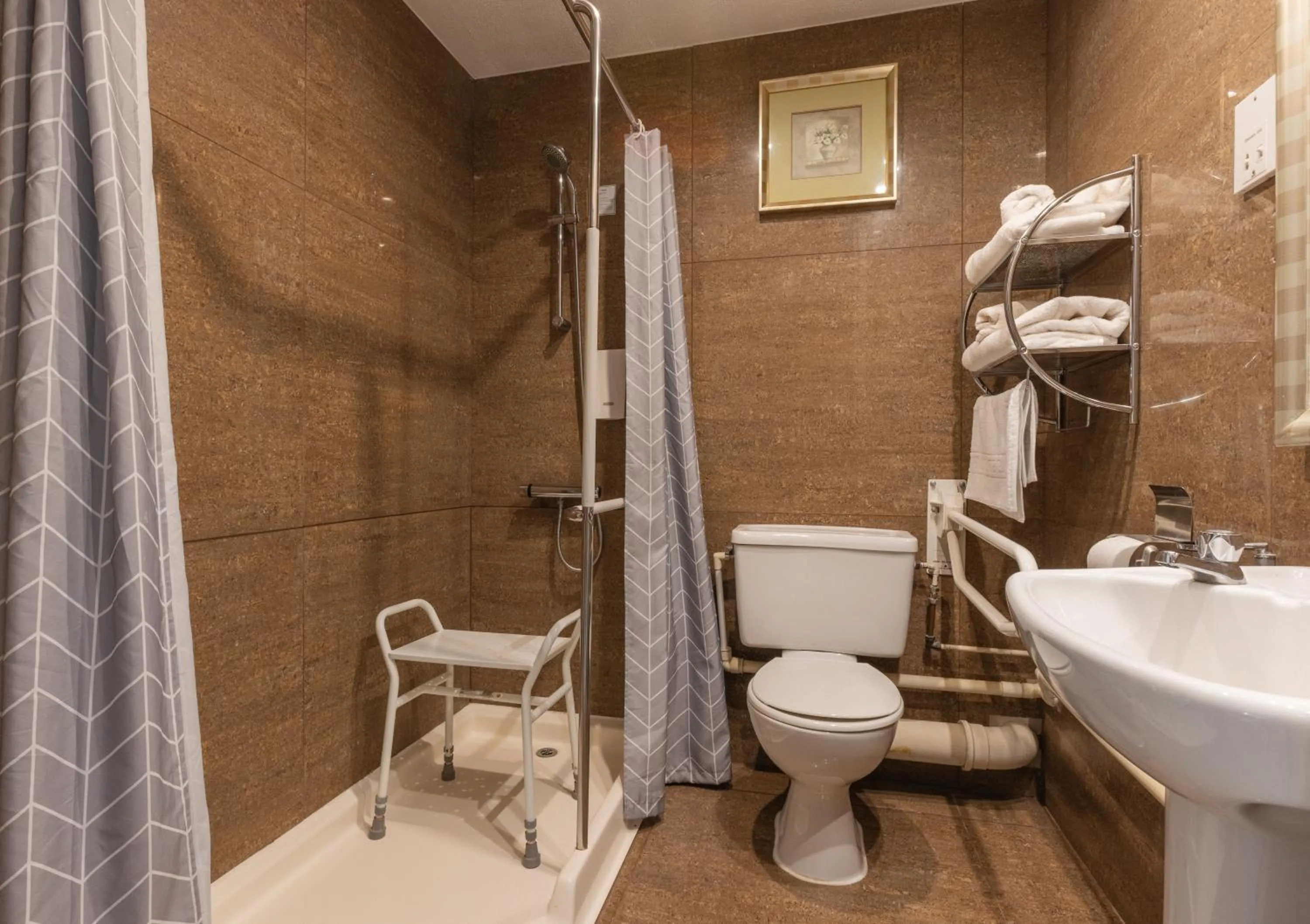 Shower in Durrant House Hotel