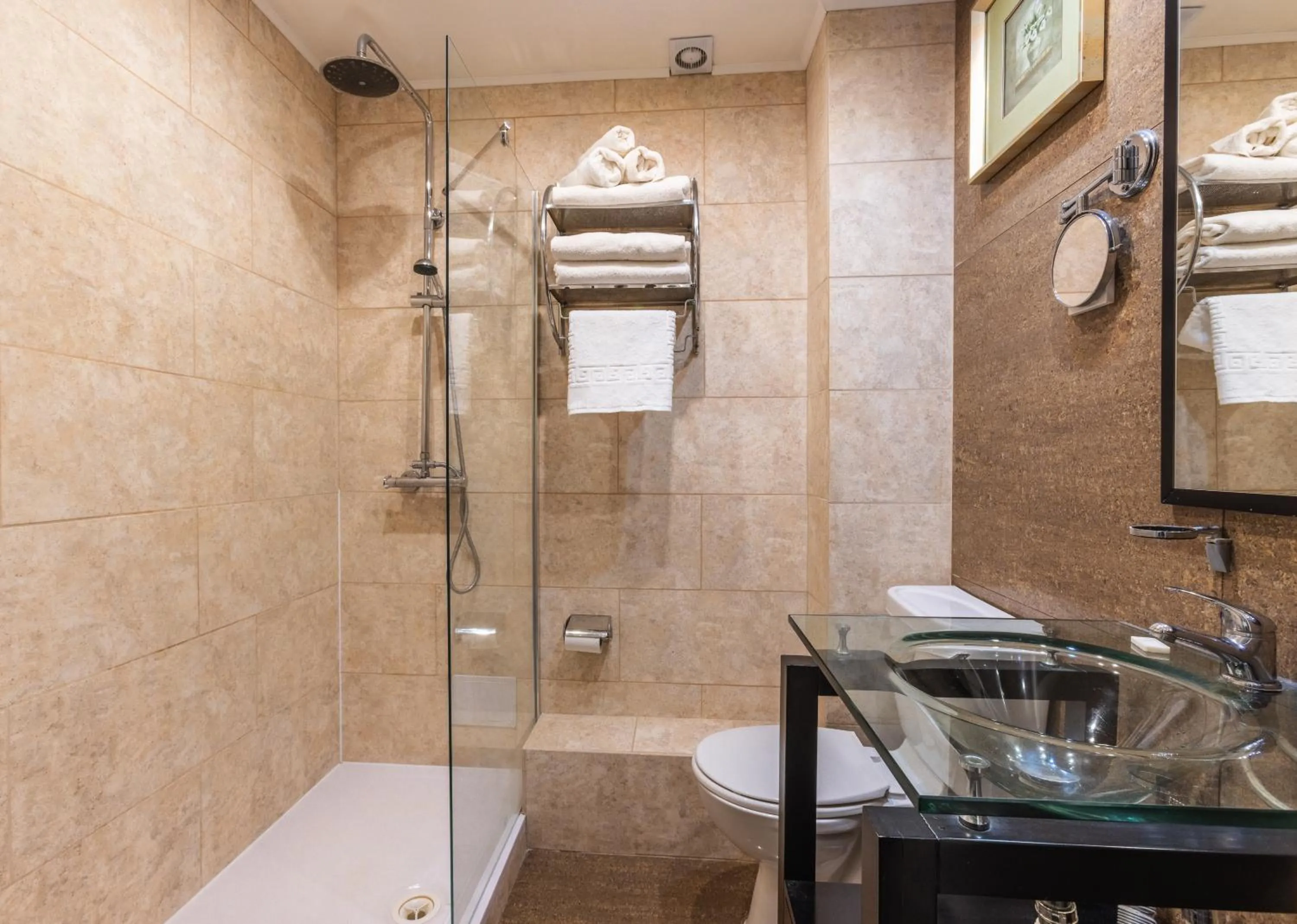 Shower in Durrant House Hotel