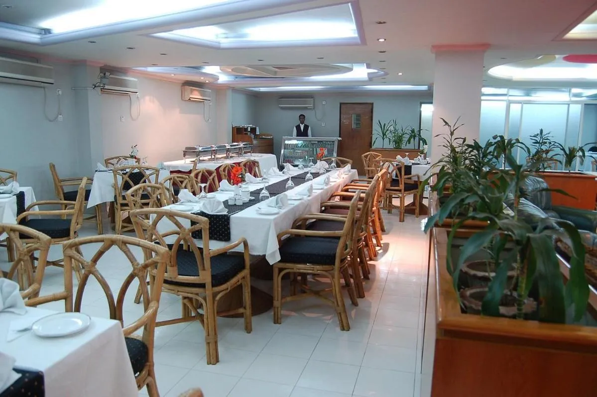 Restaurant/places to eat in Hotel de Crystal Crown