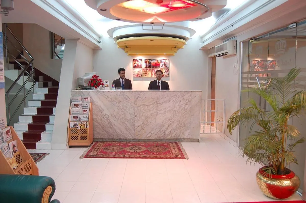 People in Hotel de Crystal Crown