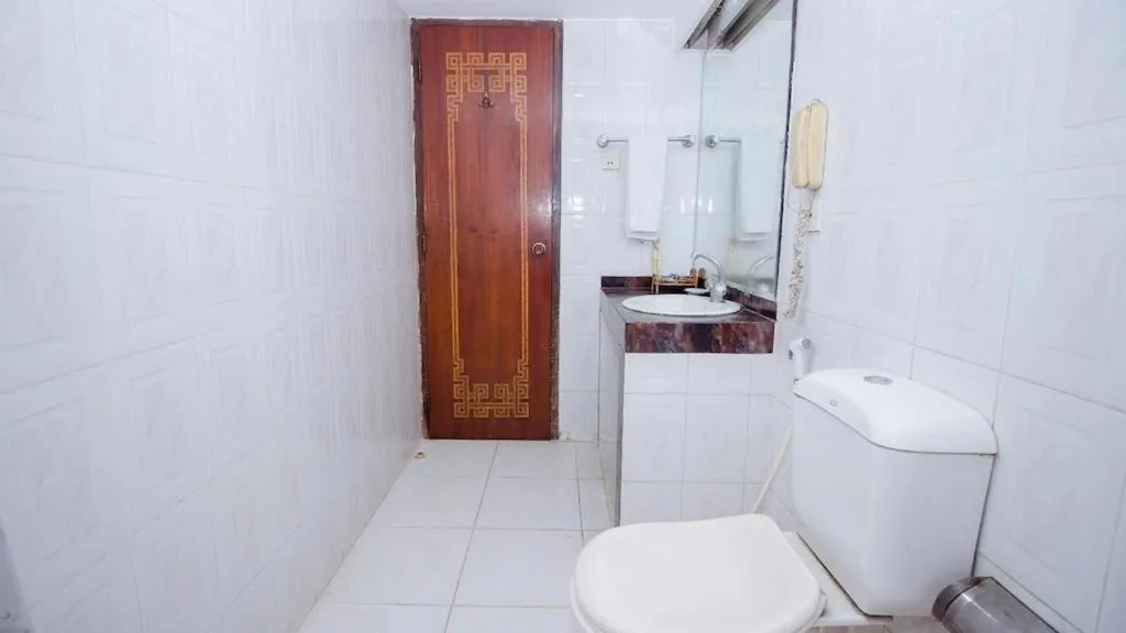 Toilet in Hotel de Crystal Crown