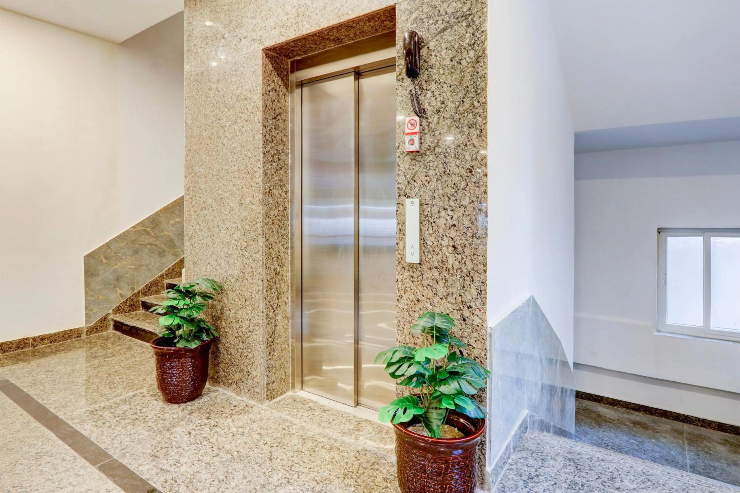 Lobby or reception in Super Townhouse OAK BHOOJA HOTELS