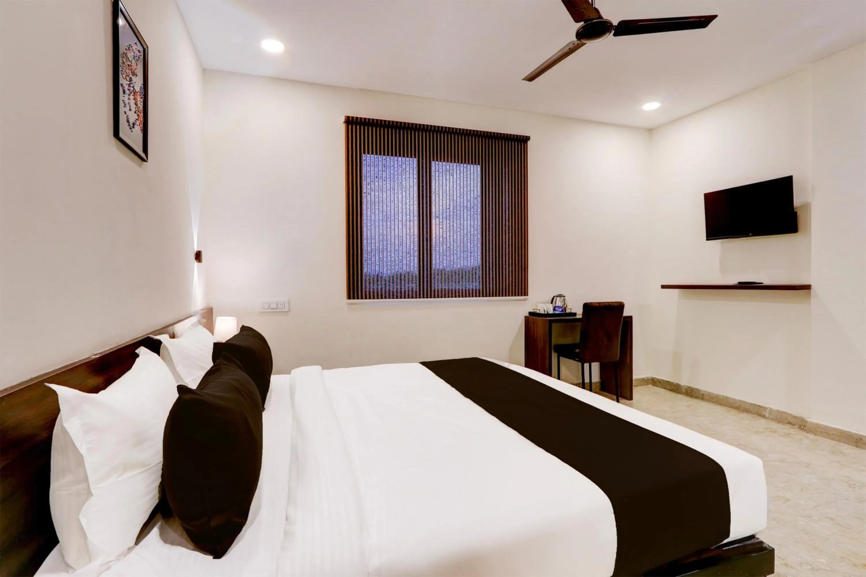 Bedroom, Bed in Super Townhouse OAK BHOOJA HOTELS