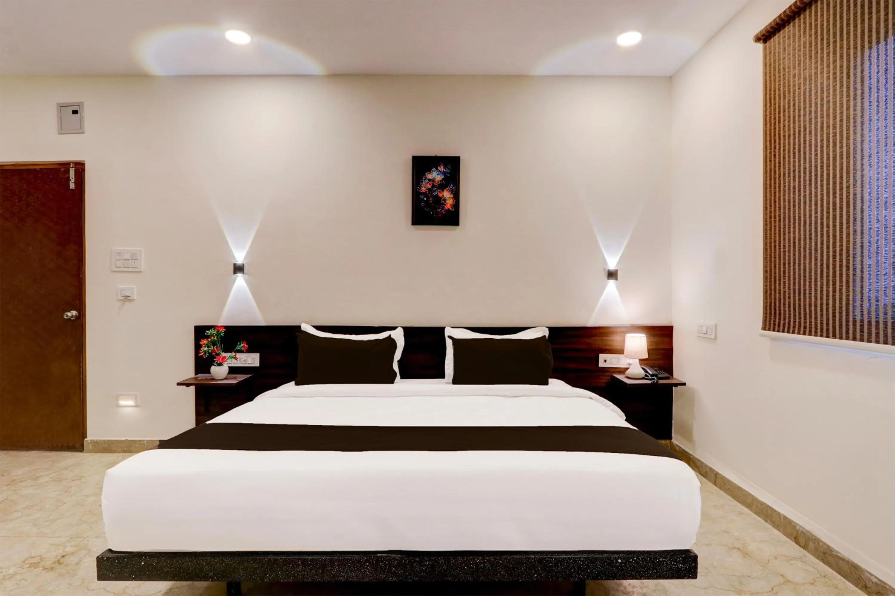 Bedroom, Bed in Super Townhouse OAK BHOOJA HOTELS