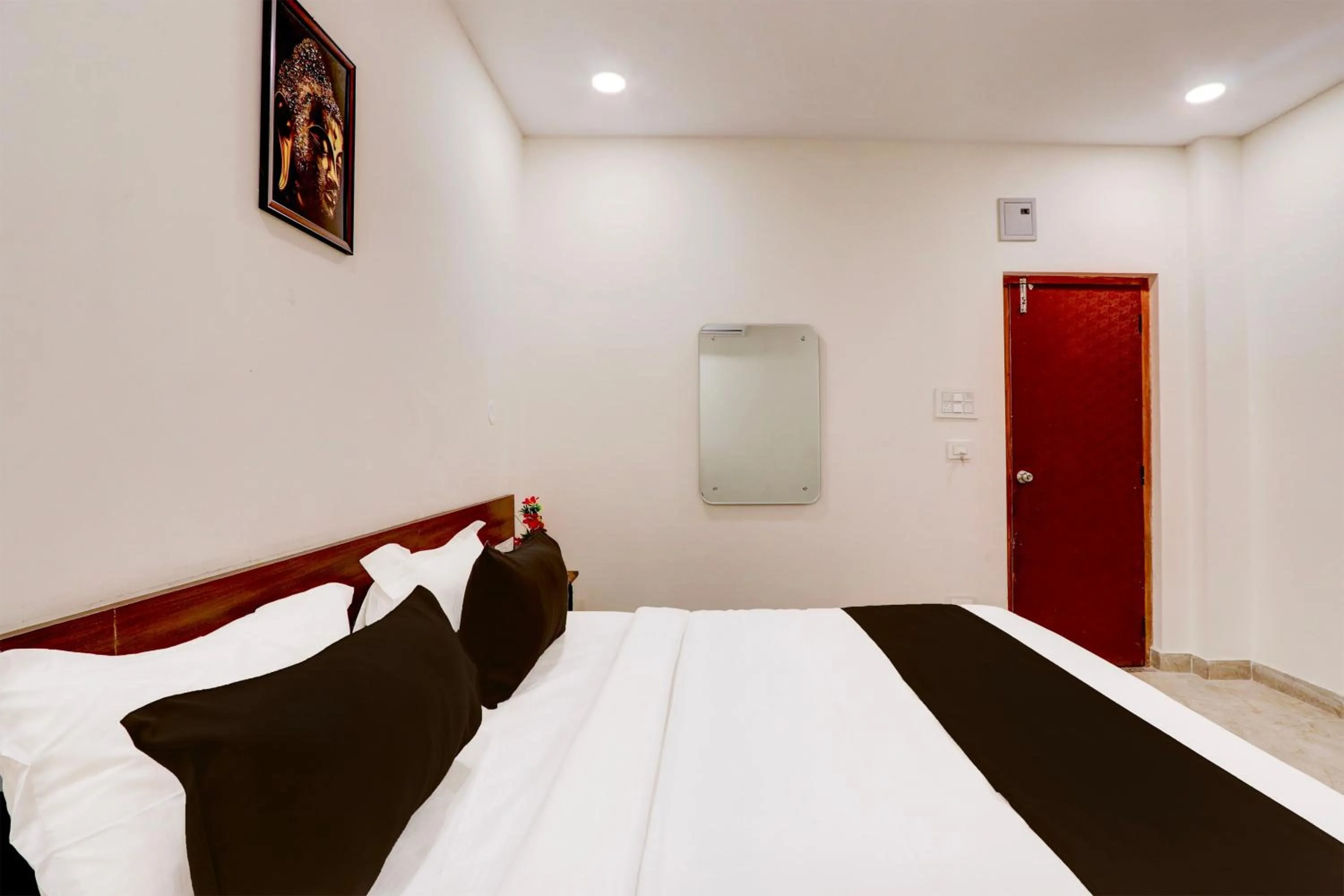 Bedroom, Bed in Super Townhouse OAK BHOOJA HOTELS