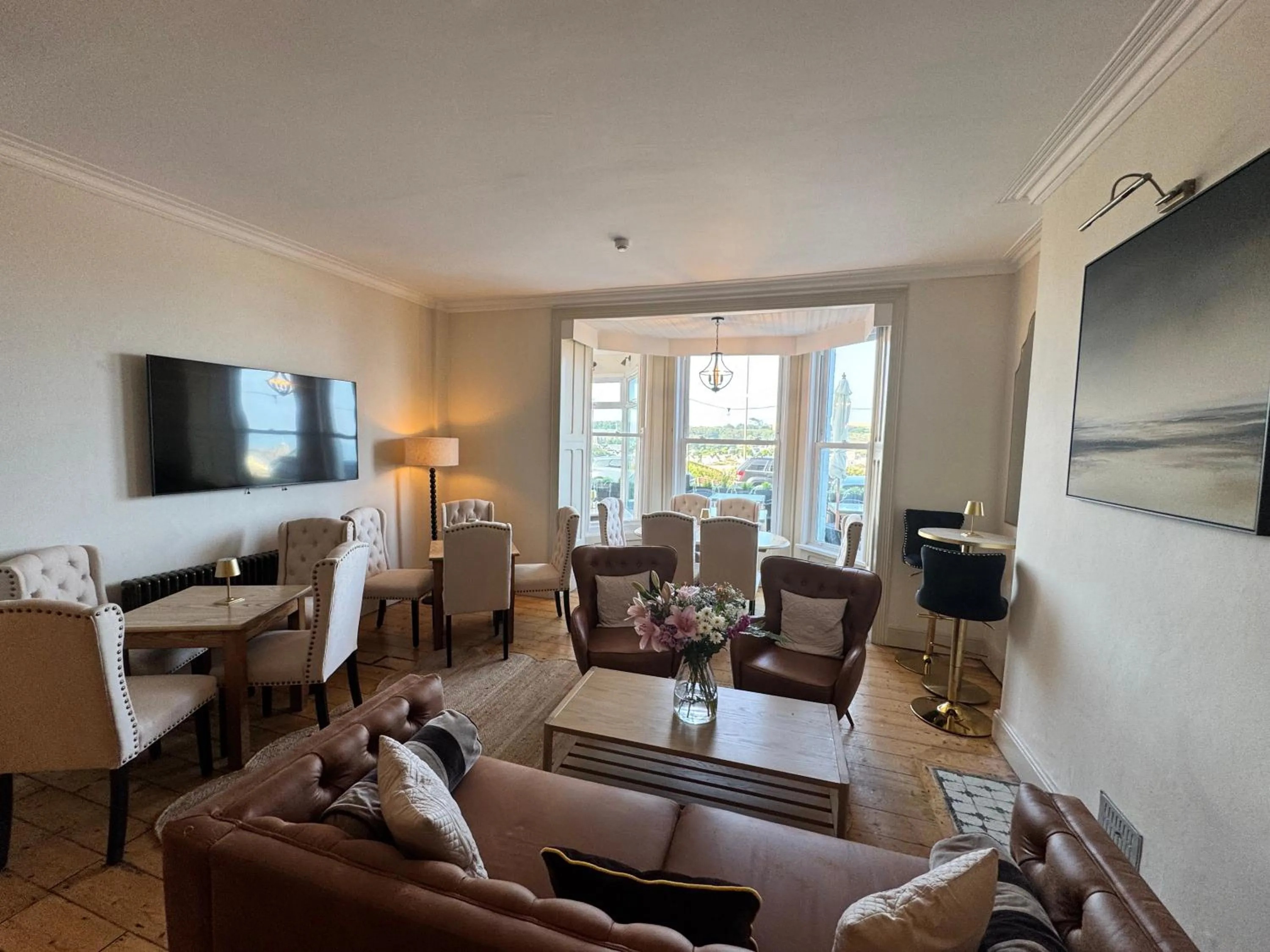 Lounge or bar in The Edge Of The Beach formally The Edgcumbe Hotel