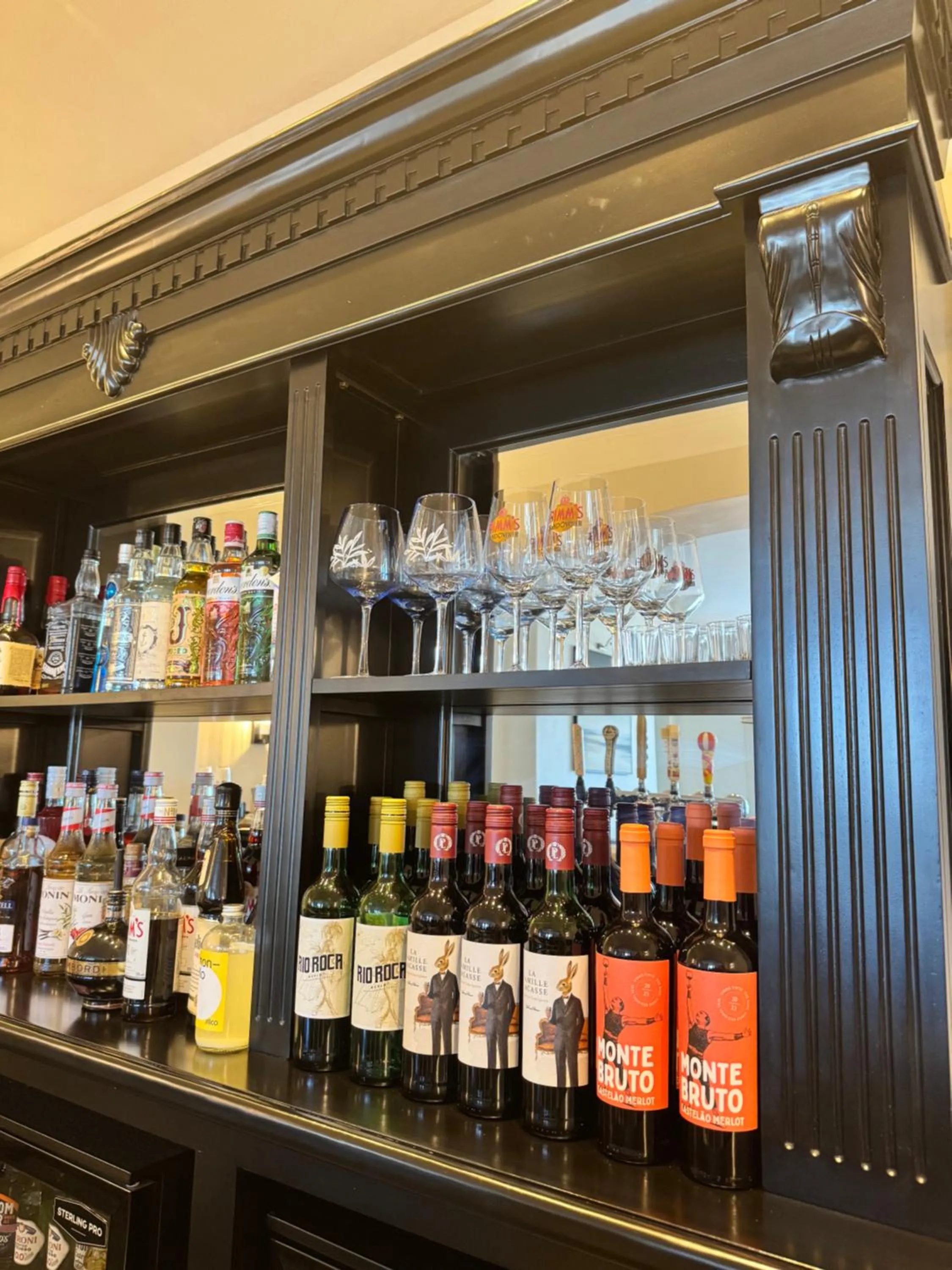 Lounge or bar in The Edge Of The Beach formally The Edgcumbe Hotel