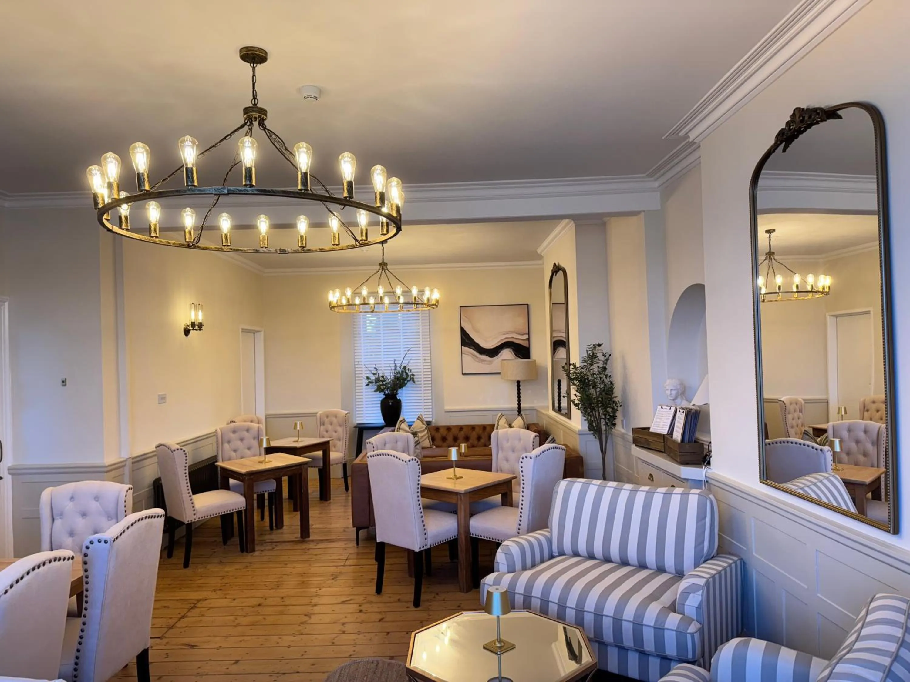 Lounge or bar in The Edge Of The Beach formally The Edgcumbe Hotel