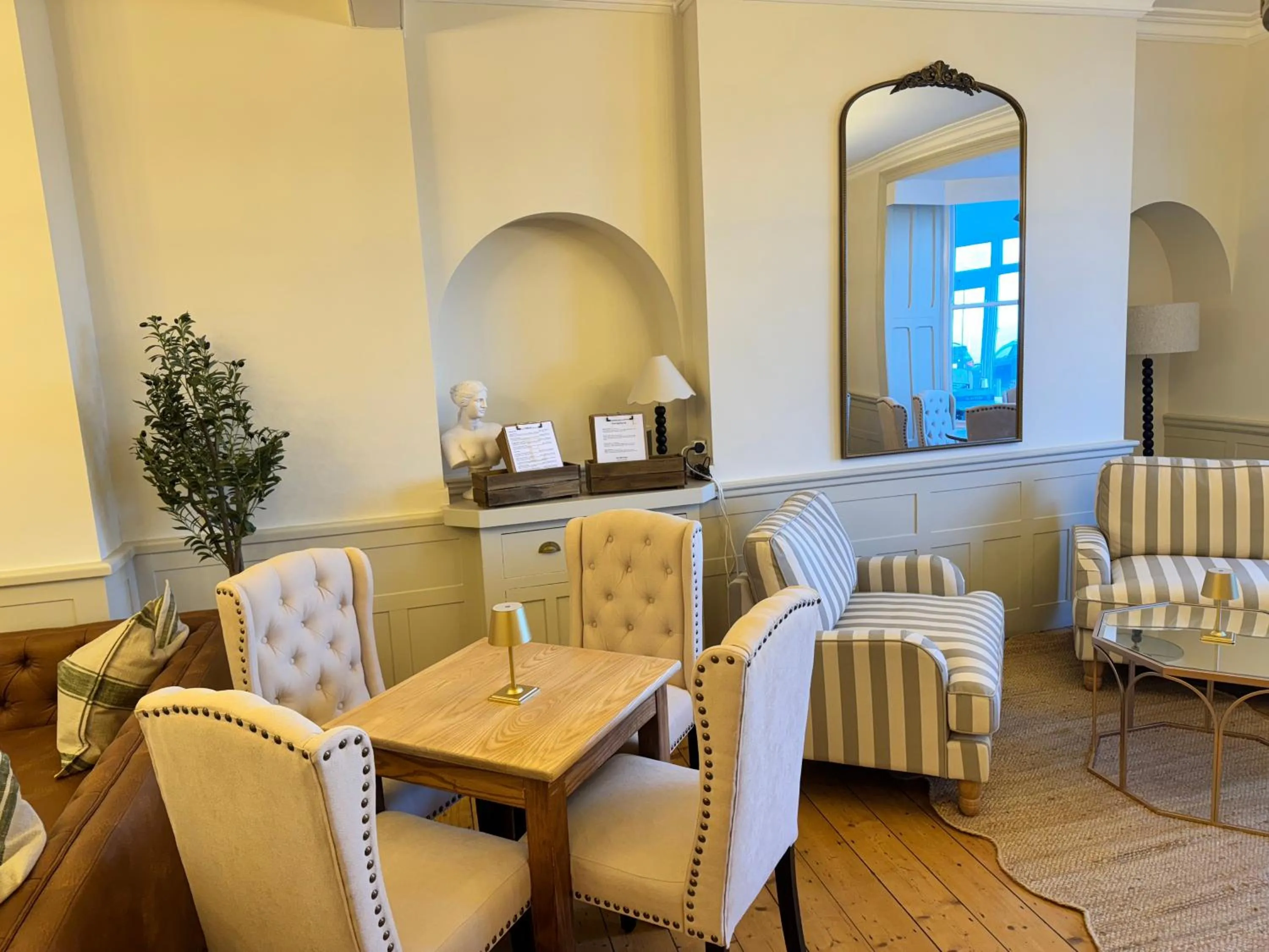 Lounge or bar in The Edge Of The Beach formally The Edgcumbe Hotel