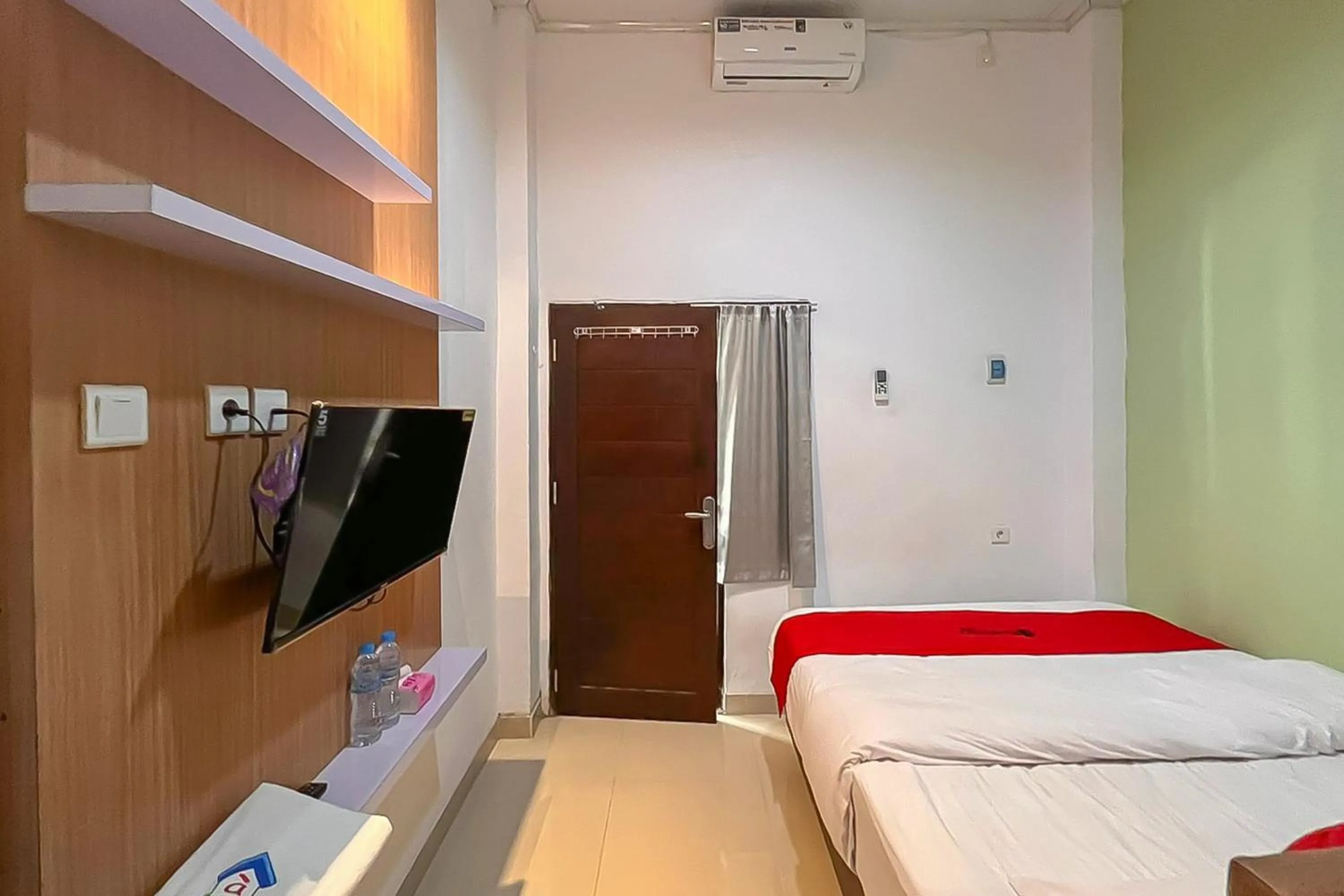 Bedroom, Bed in RedDoorz syariah near Universitas Mulawarman