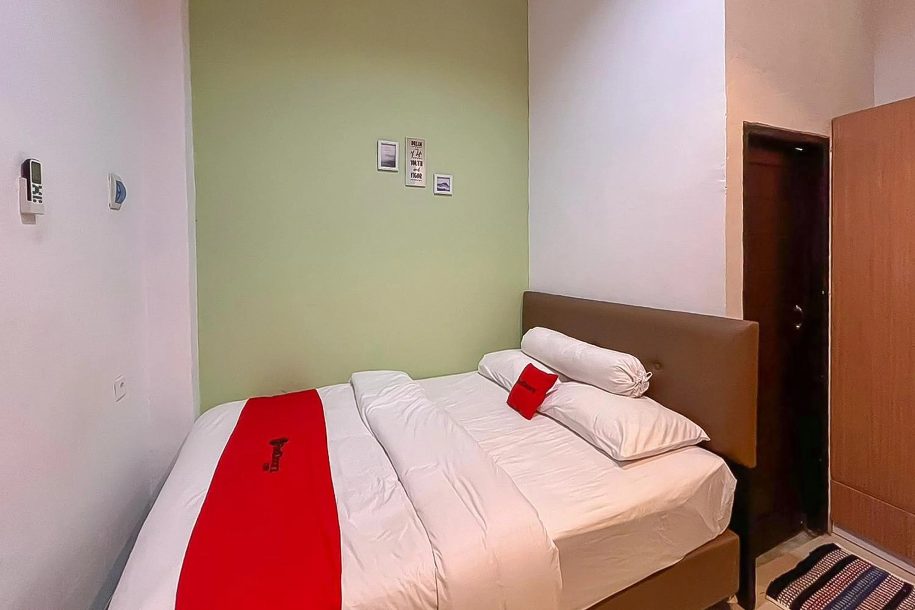 Bedroom, Bed in RedDoorz syariah near Universitas Mulawarman