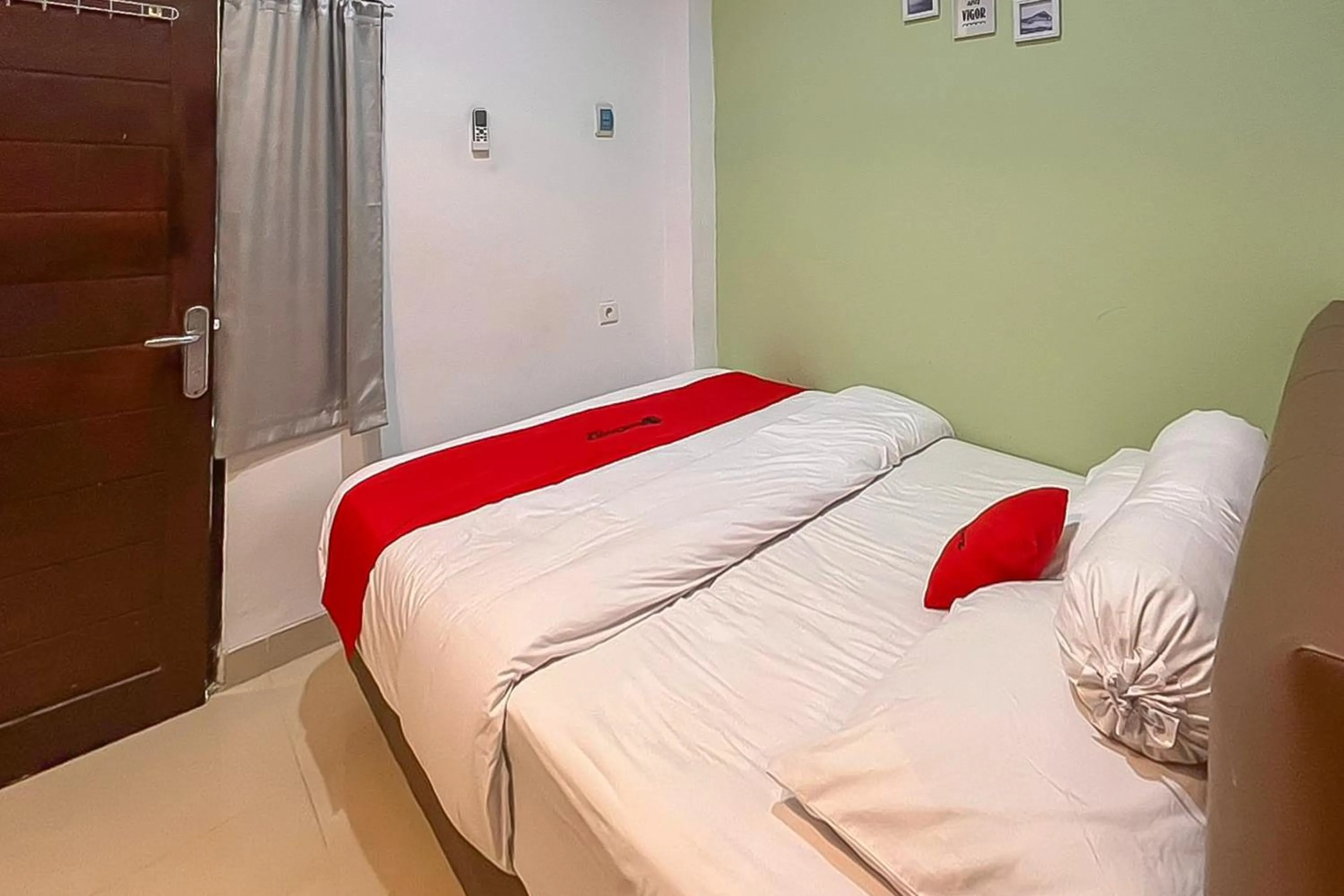 Bedroom, Bed in RedDoorz syariah near Universitas Mulawarman
