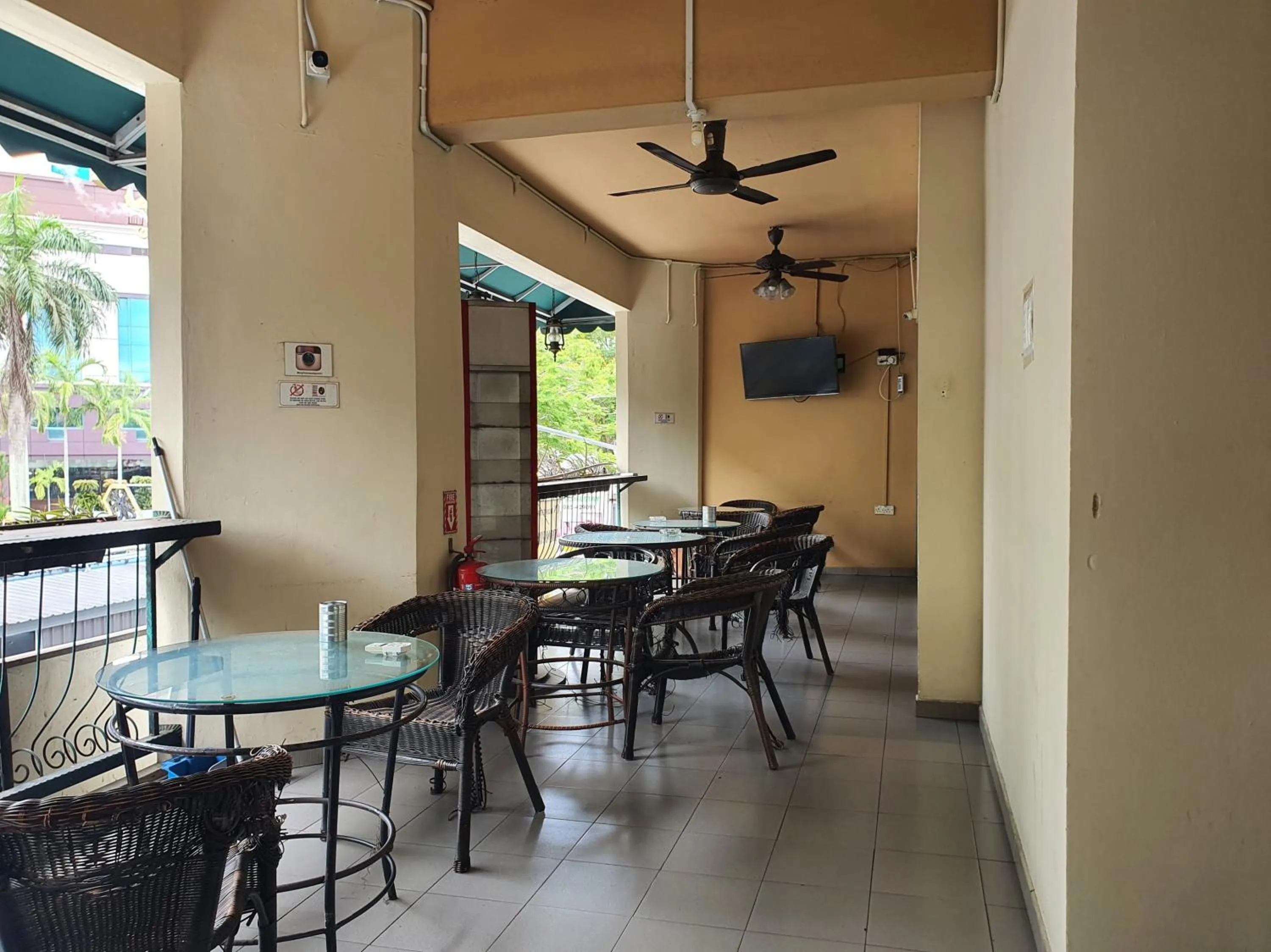 Dining area in SPOT ON 90984 Gn Homestay
