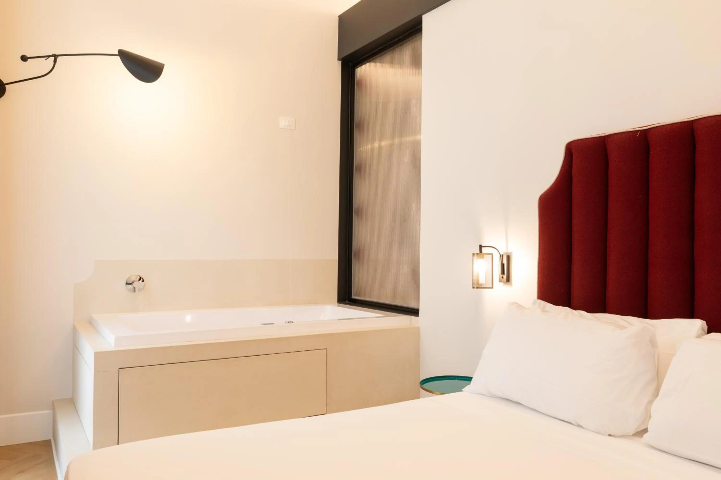 Hot Tub, Bed in Relais Ammira