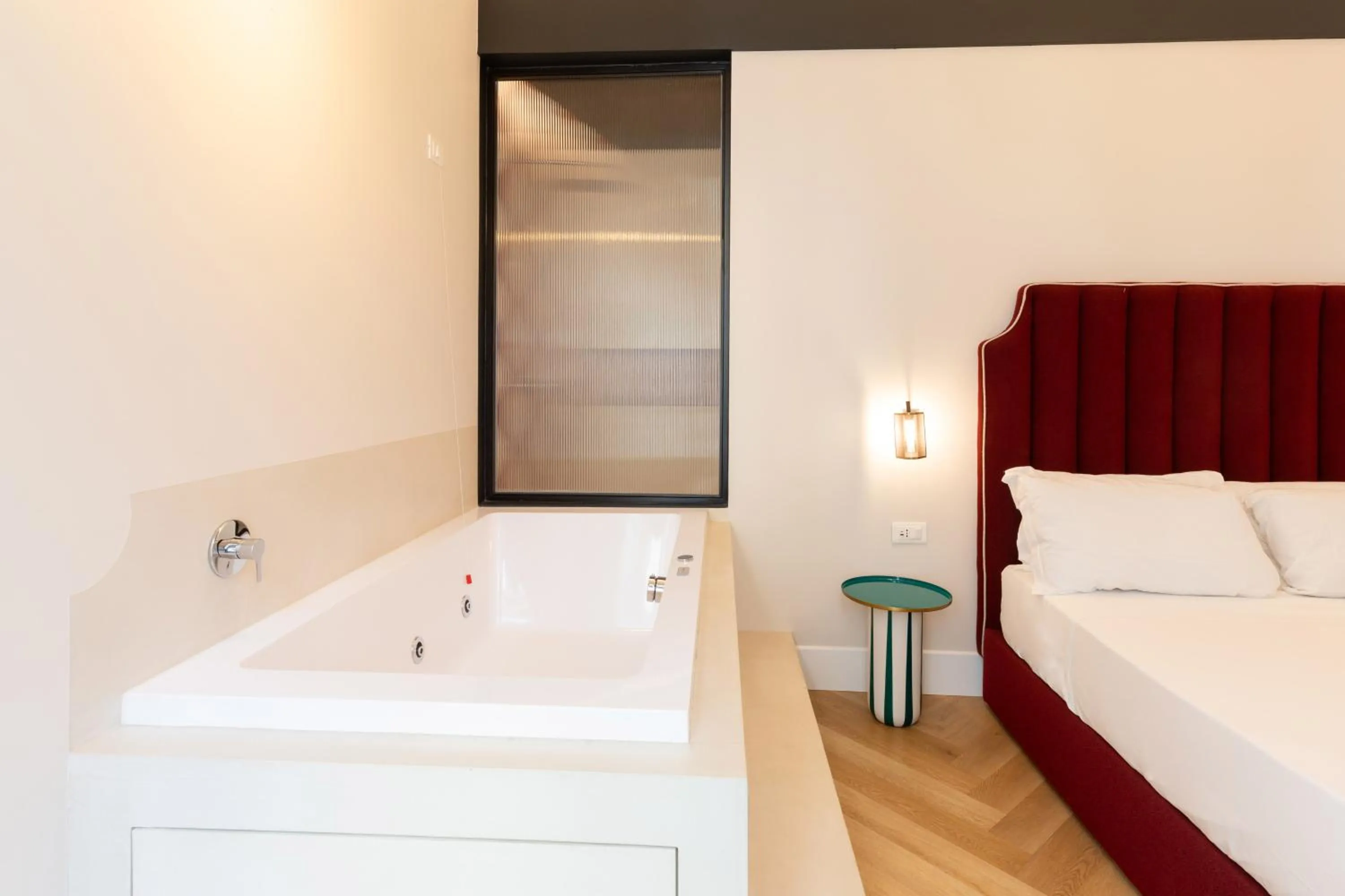 Hot Tub, Bed in Relais Ammira