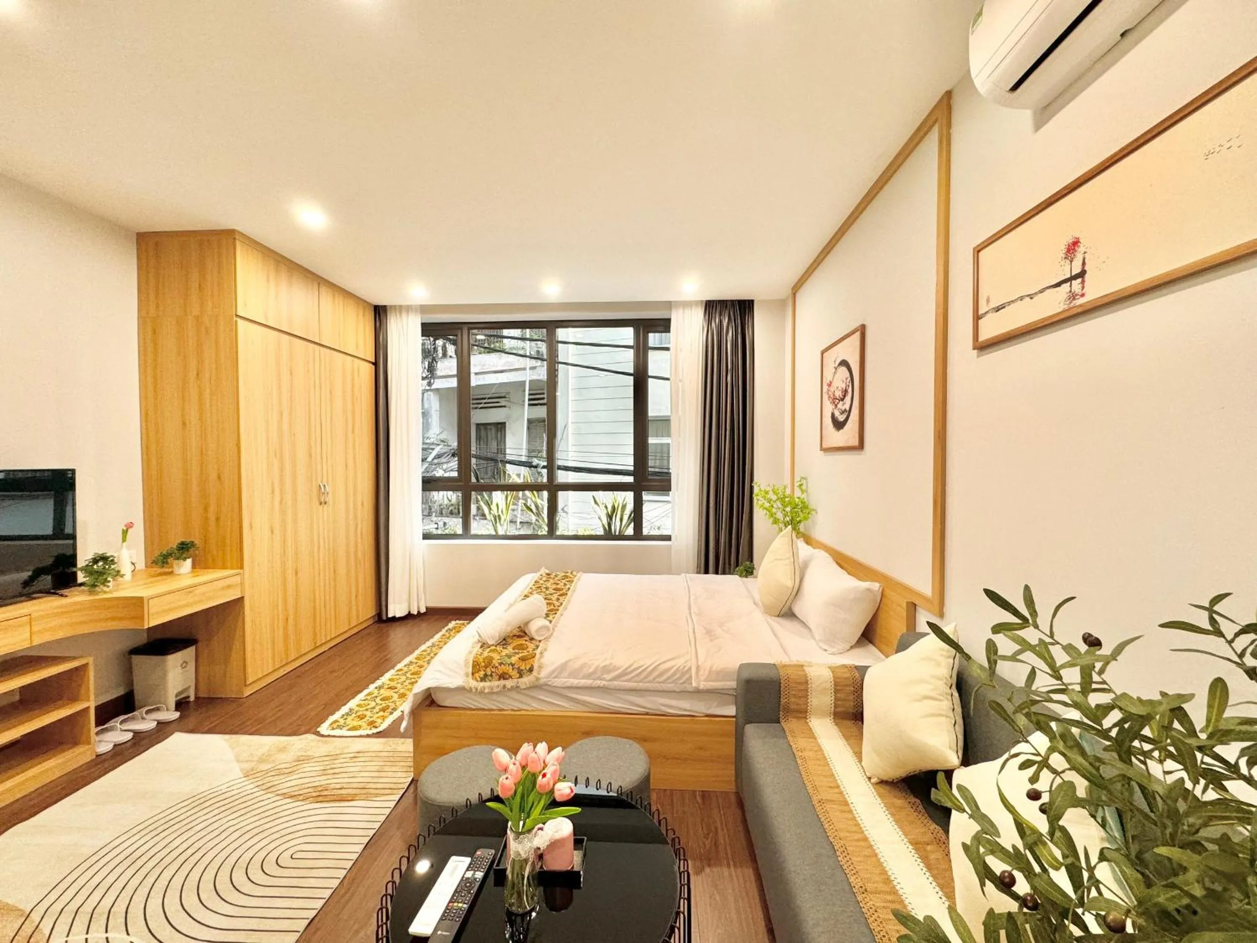 Communal lounge/ TV room, Bed in The Little Home - Đào Tấn - Cozy home - Bathtub - Comfy