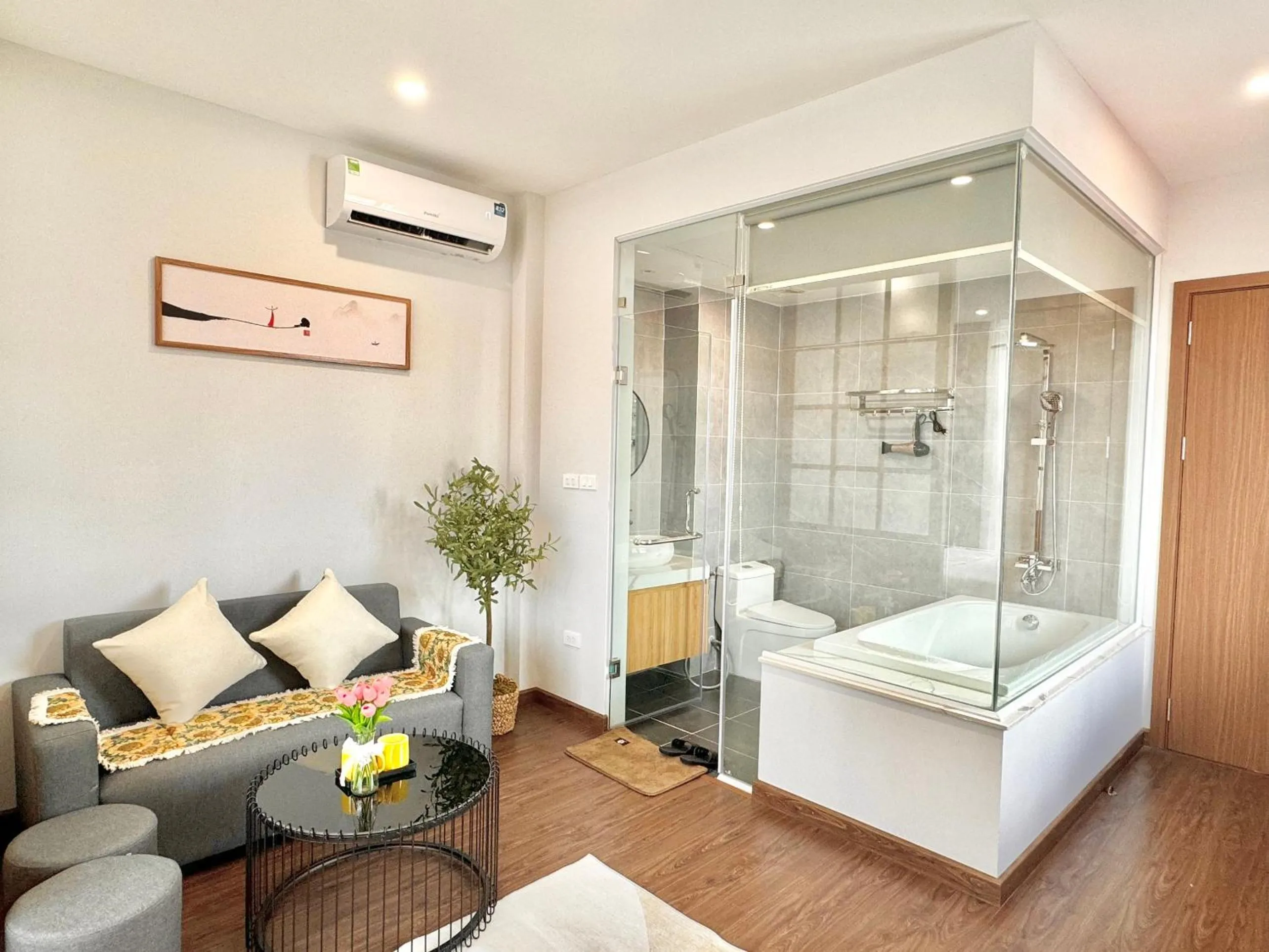 Shower in The Little Home - Đào Tấn - Cozy home - Bathtub - Comfy