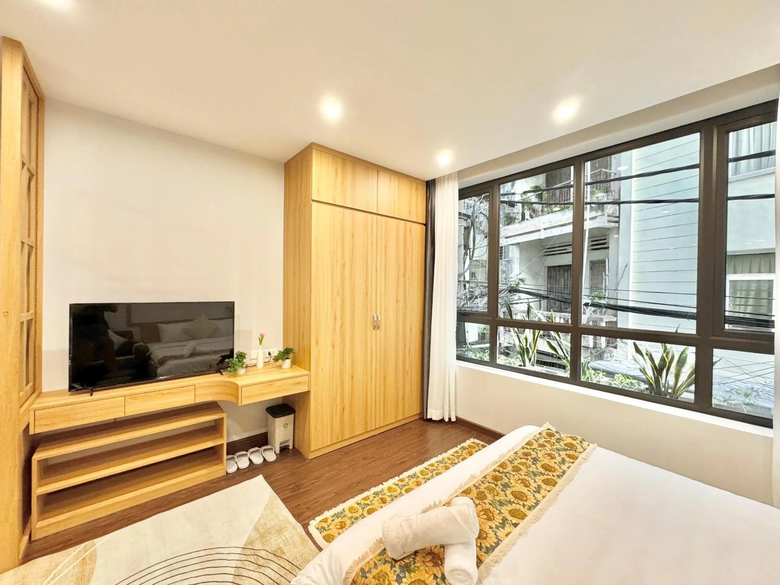 Communal lounge/ TV room, Bed in The Little Home - Đào Tấn - Cozy home - Bathtub - Comfy