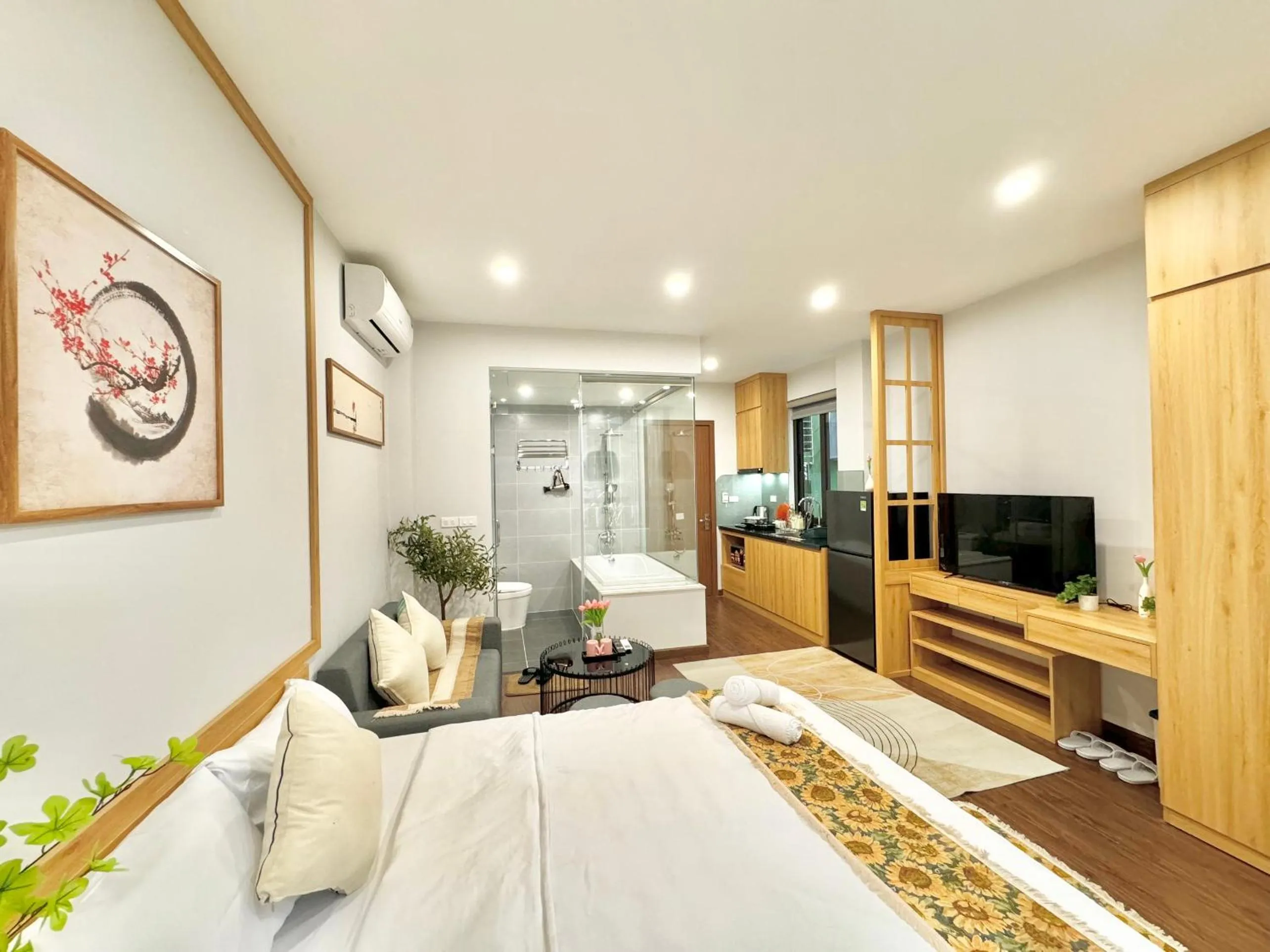 Communal lounge/ TV room, Bed in The Little Home - Đào Tấn - Cozy home - Bathtub - Comfy