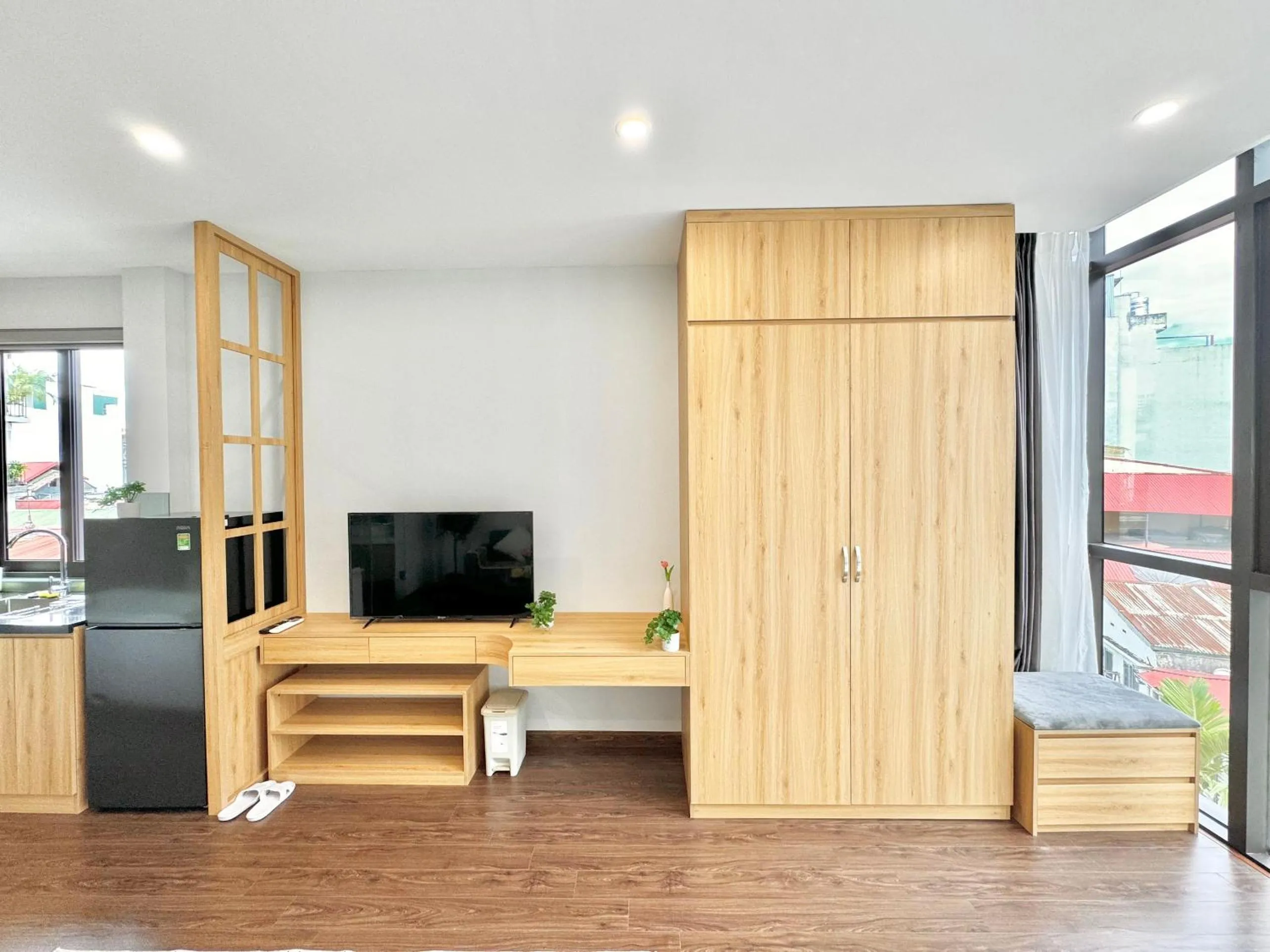 Communal lounge/ TV room in The Little Home - Đào Tấn - Cozy home - Bathtub - Comfy