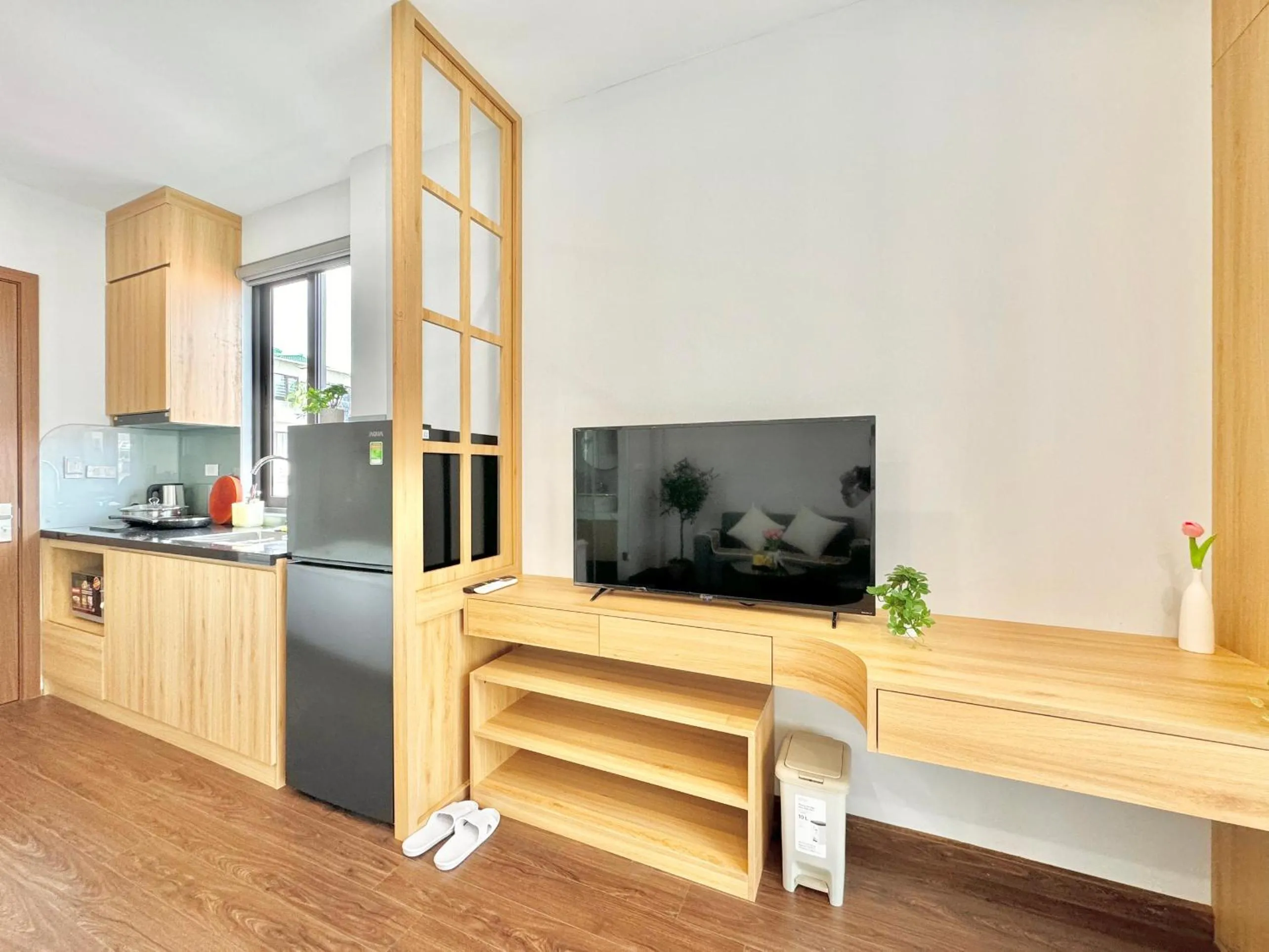 Communal lounge/ TV room in The Little Home - Đào Tấn - Cozy home - Bathtub - Comfy