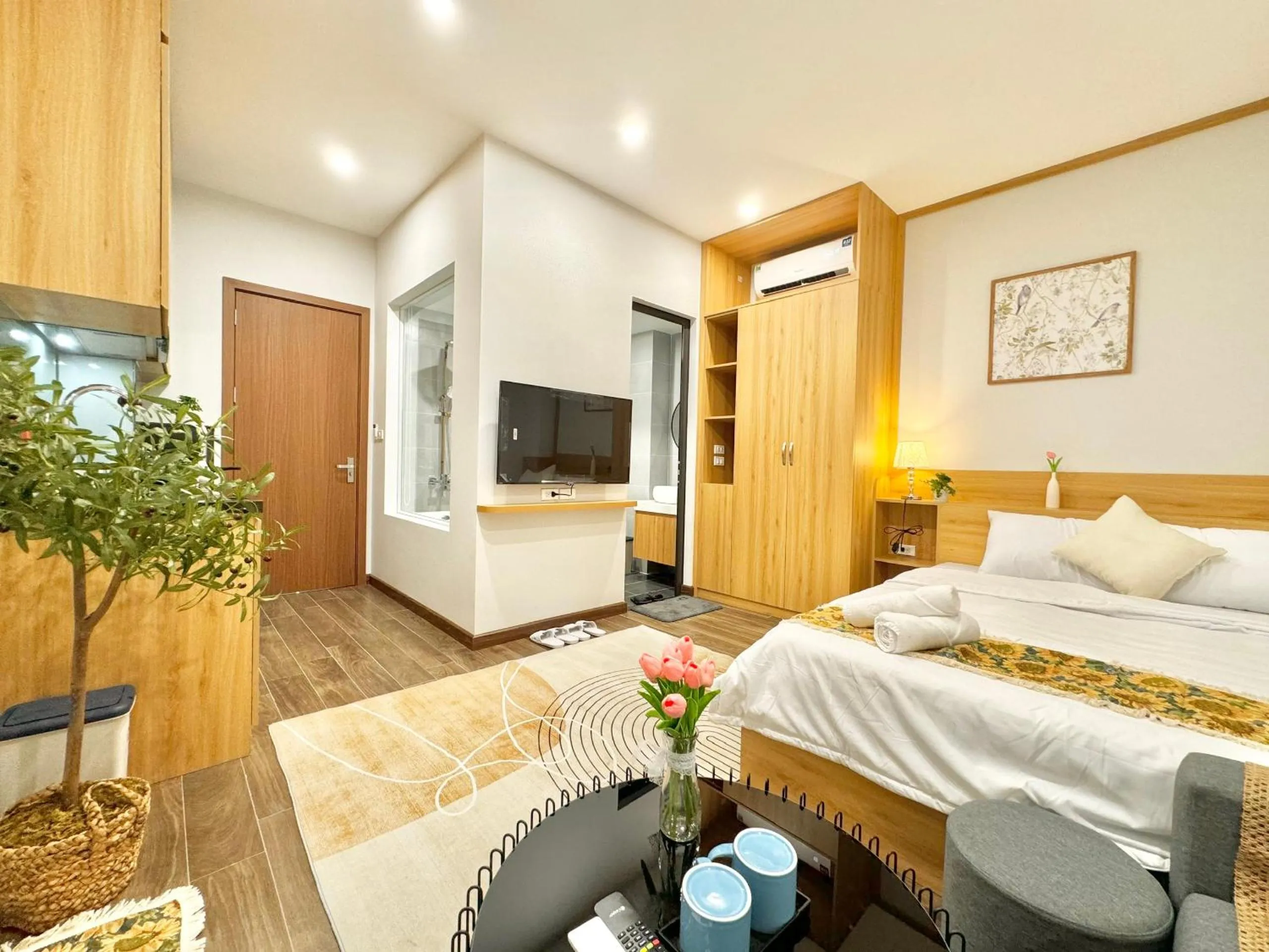 Communal lounge/ TV room, Bed in The Little Home - Đào Tấn - Cozy home - Bathtub - Comfy