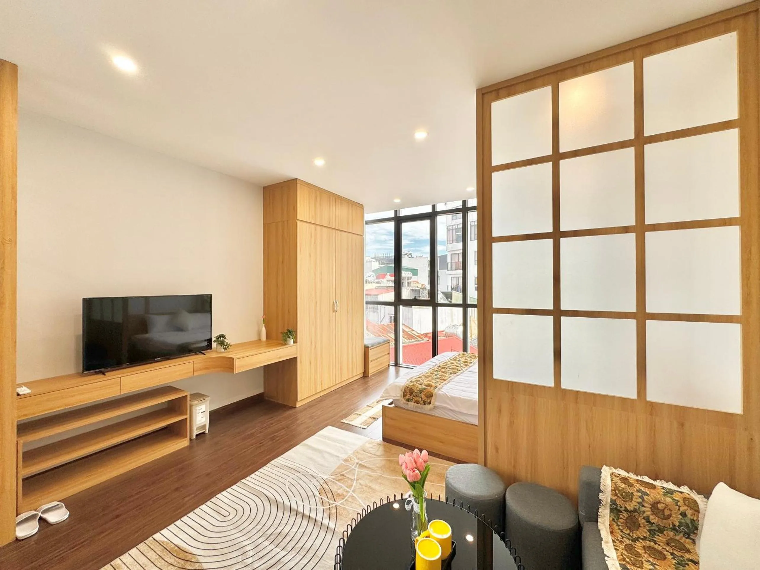 Communal lounge/ TV room in The Little Home - Đào Tấn - Cozy home - Bathtub - Comfy