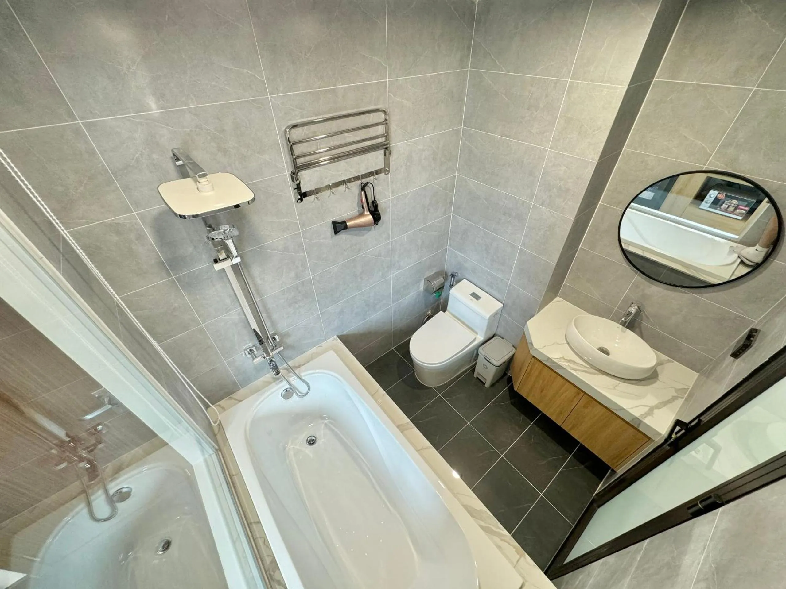Shower in The Little Home - Đào Tấn - Cozy home - Bathtub - Comfy