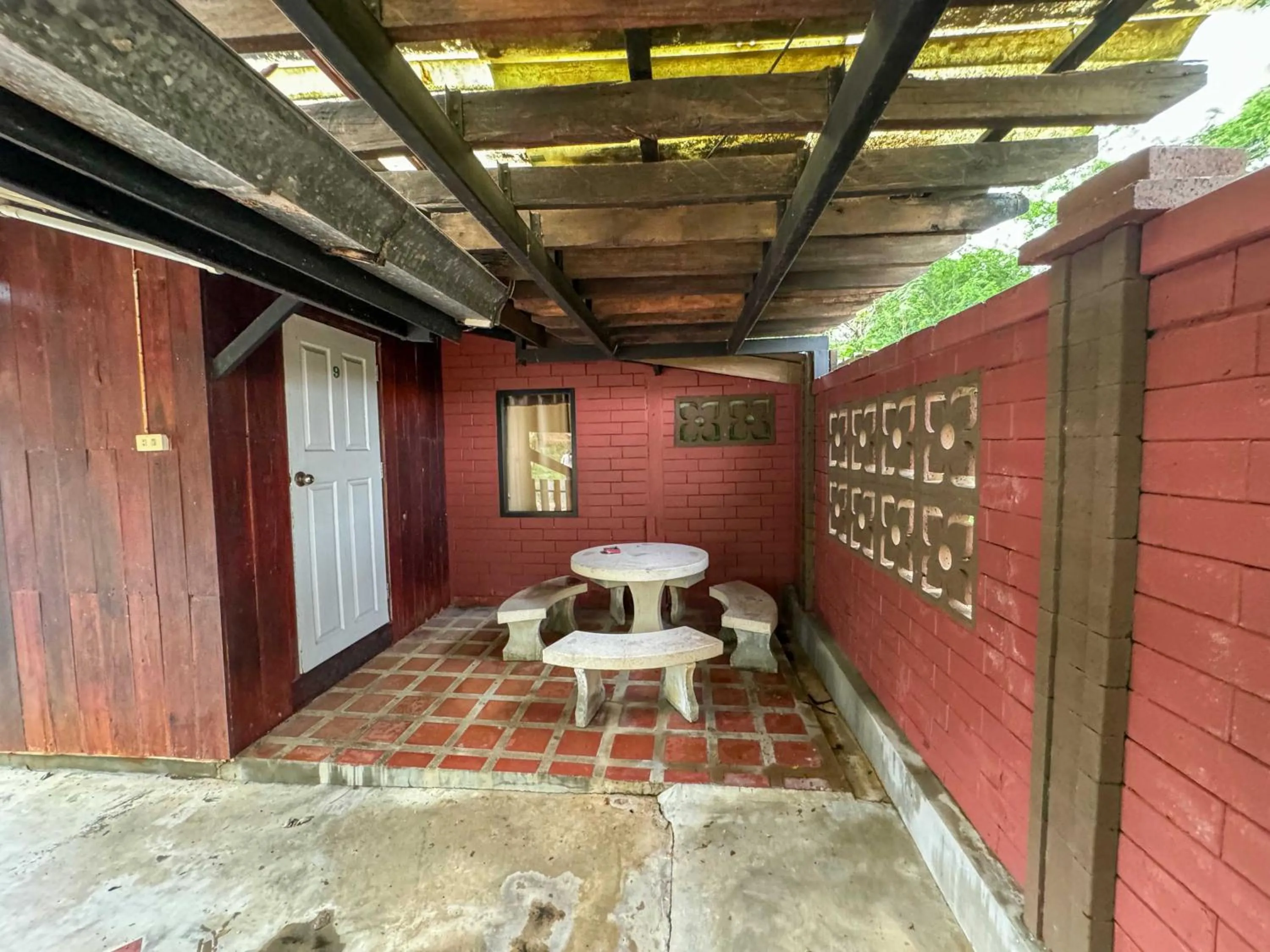 Facade/entrance in Suree Garden Resort & Karaoke