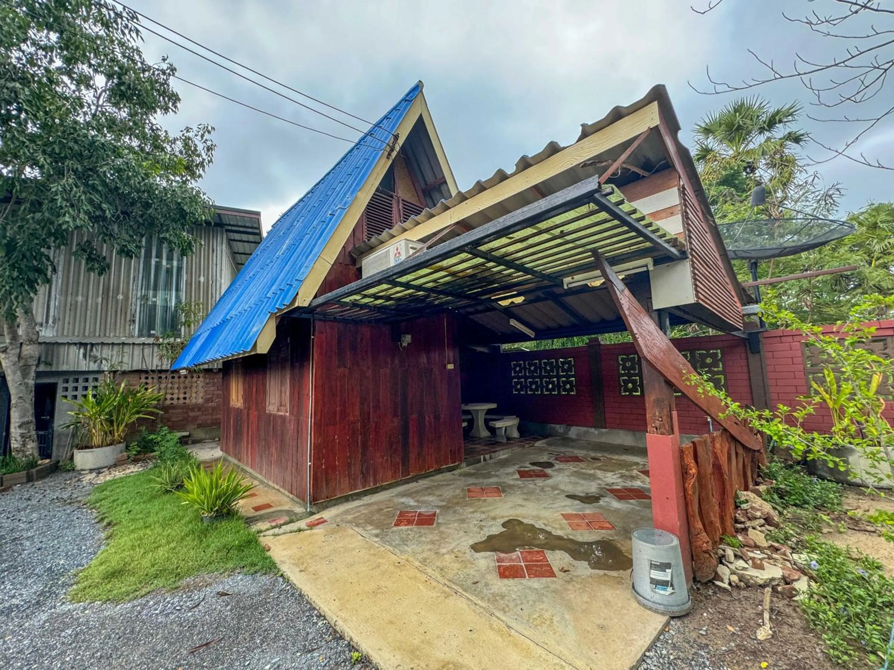 Facade/entrance in Suree Garden Resort & Karaoke