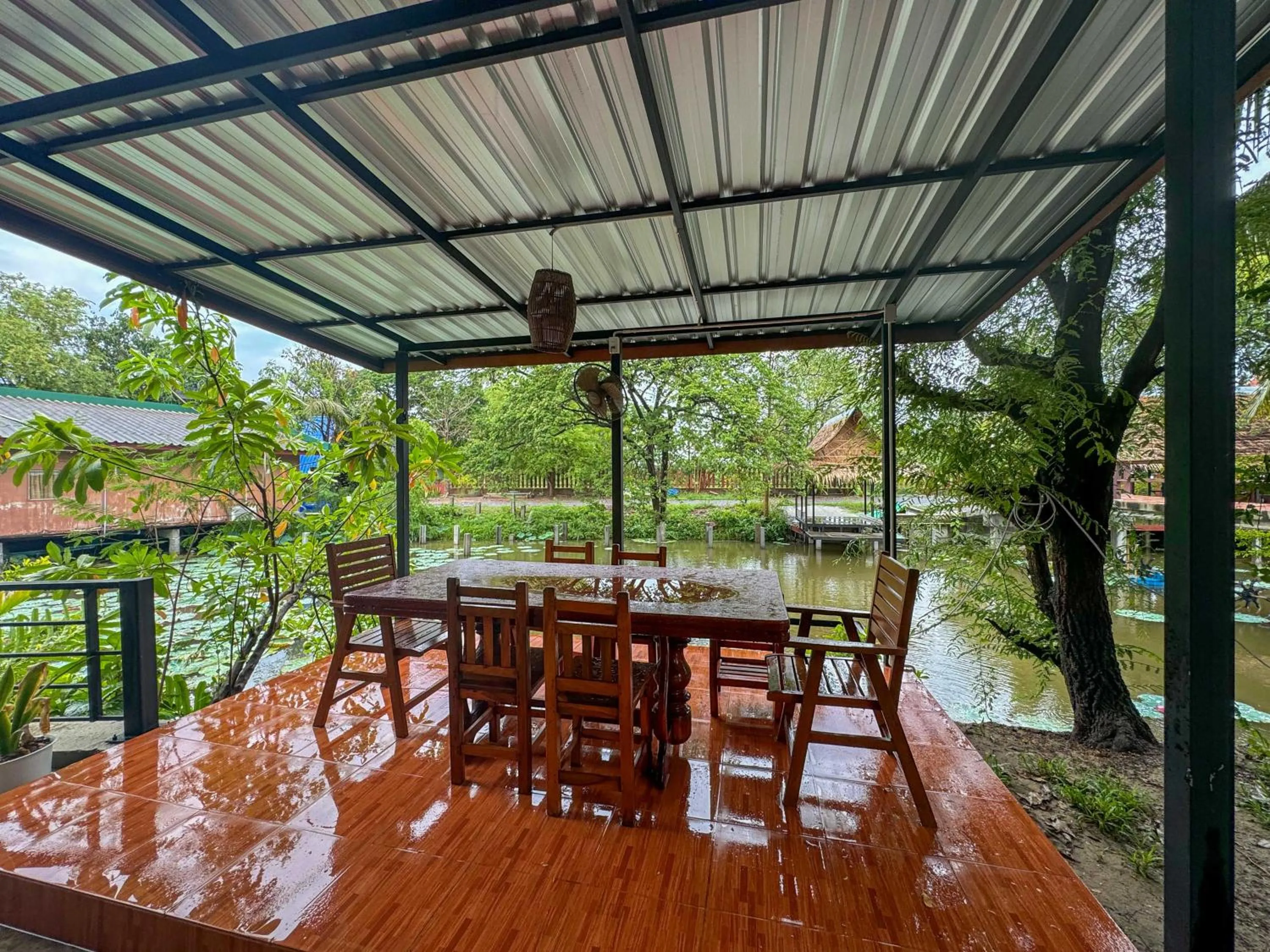 Facade/entrance in Suree Garden Resort & Karaoke