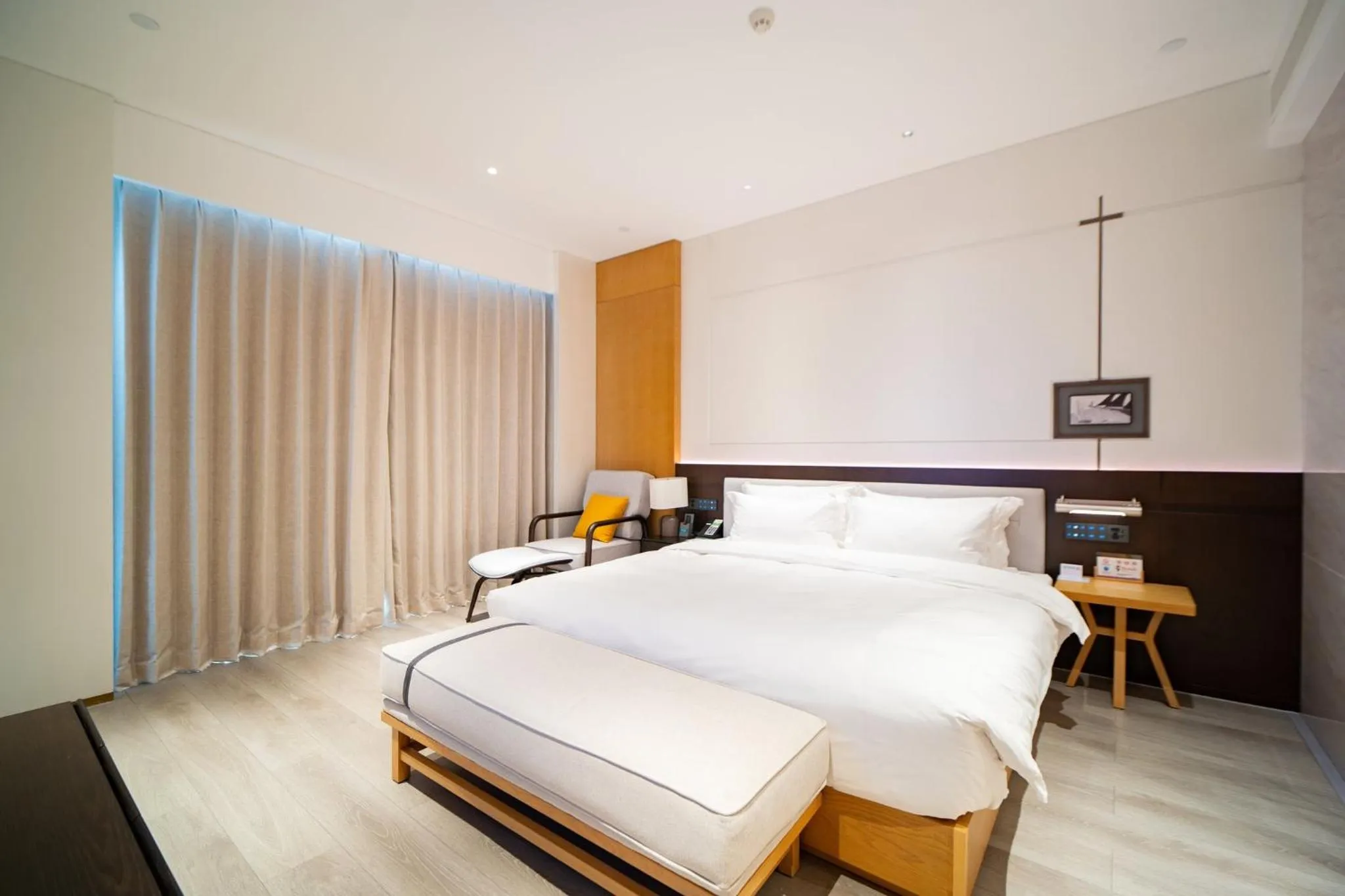 Photo of the whole room, Bed in Holiday Inn Ningbo Xiangshan Damu Bay by IHG