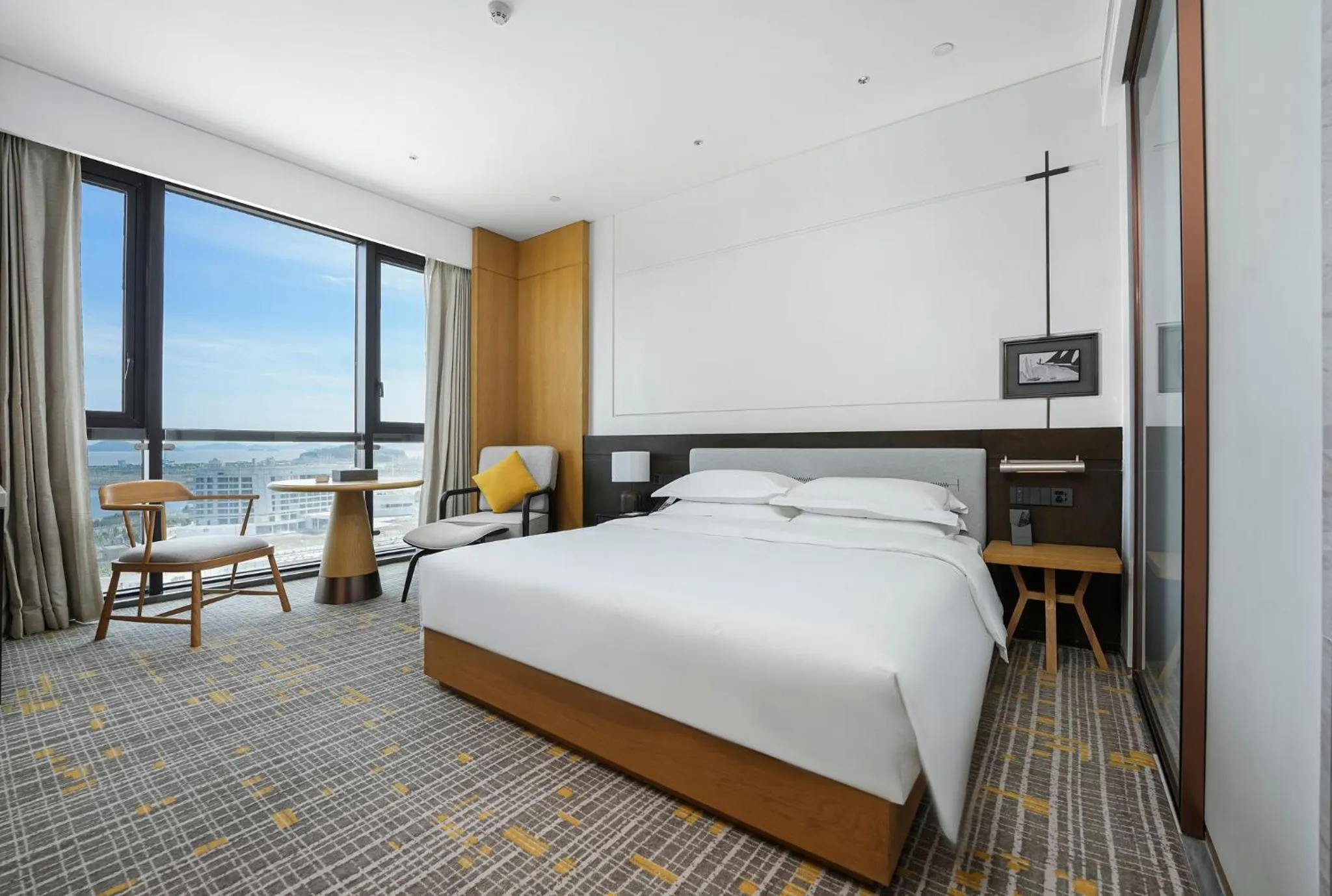 Photo of the whole room, Bed in Holiday Inn Ningbo Xiangshan Damu Bay by IHG