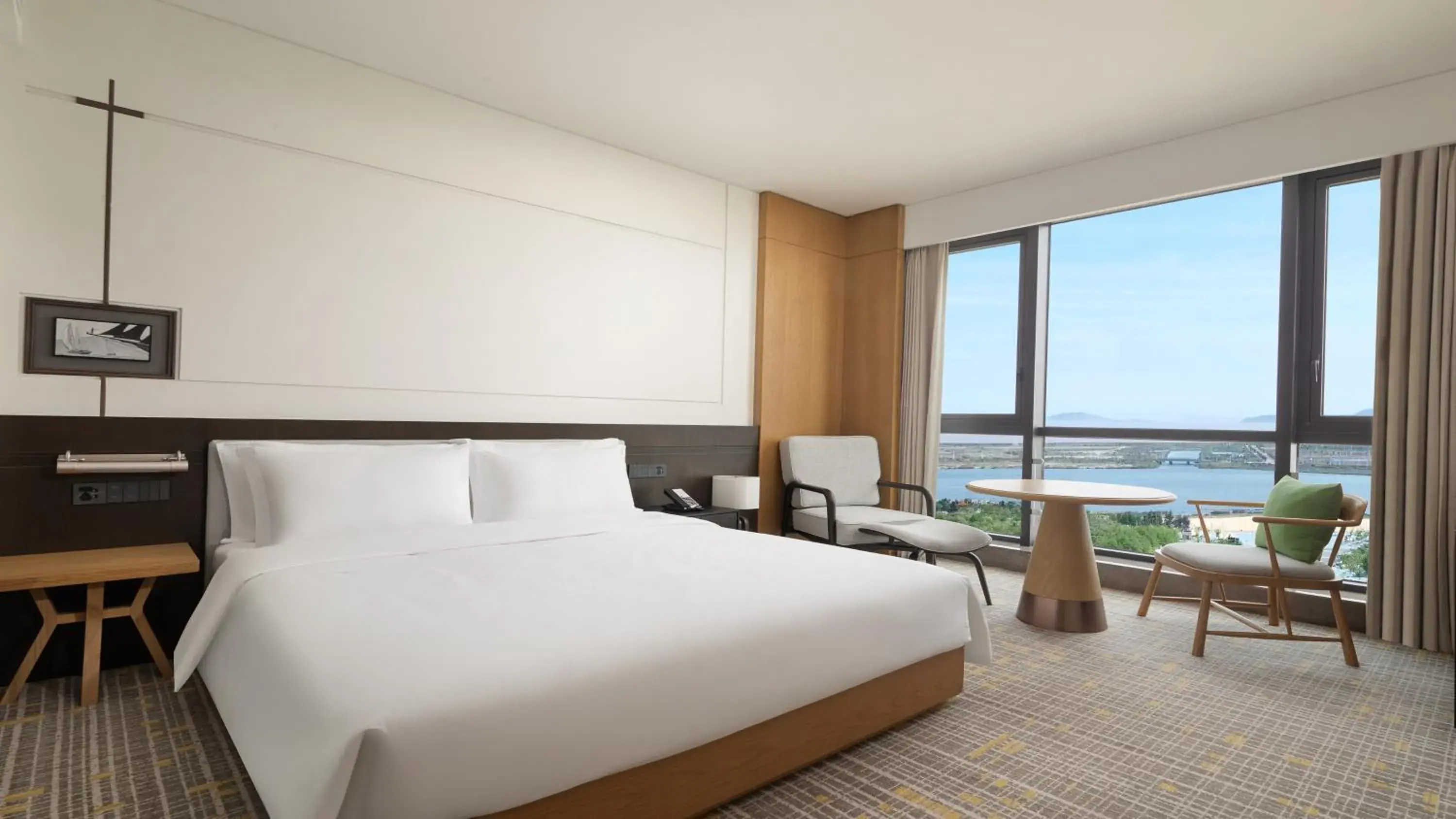 Bed in Holiday Inn Ningbo Xiangshan Damu Bay by IHG Bed in Holiday Inn Ningbo Xiangshan Damu Bay by IHG